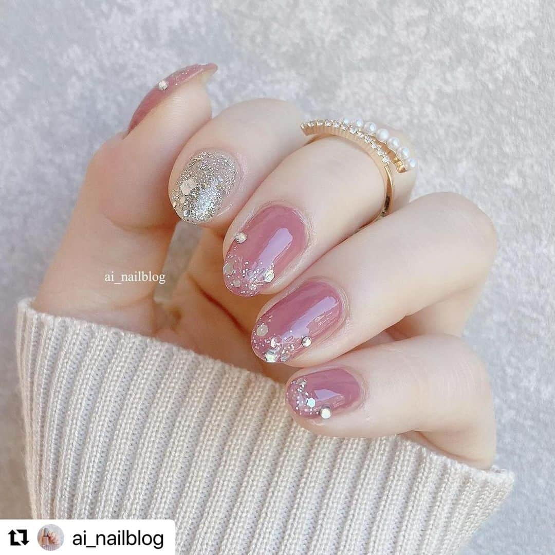 【PLANET NAIL（プラネット ネイル）】公式さんのインスタグラム写真 - (【PLANET NAIL（プラネット ネイル）】公式Instagram)「✰✰✰✰✰✰✰✰✰✰✰✰✰ PLANET Gir🪐 @ai_nailblog さま♡  PLB14 トレミーの秘密 PLB15 巡る流星群 を使ったきらっきらネイルデザインの ご紹介です🥺🩷✨ ╍ ╍ ╍ ╍ ╍ ╍ ╍ ╍ ╍ ╍ ╍ ╍ ╍  キラッキラなワンホン風ネイル ⁡ 安定のRO602に 大好きなトレミーの秘密🫶🏻 ⁡ トレミーの秘密はシルバーのホロラメで とにかくキラッキラ！ プラネットネイルの中で1番と言っても いいぐらい好きなラメ🥹🌙 ⁡ 人差し指はシルバーラメでキラキラに したかったからラメを重ね塗りしました ⁡ ⁡ ୨ෆ୧┈┈┈┈┈┈┈┈┈┈┈┈┈┈┈┈┈┈┈┈┈┈ ୨ෆ୧ プラネットネイル( @planet.jp ) ・PLB14 トレミーの秘密 ・PLB15 巡る流星群 ⁡ ネイルホリック( @nailholic_kose ) ・RO602 ୨ෆ୧┈┈┈┈┈┈┈┈┈┈┈┈┈┈┈┈┈┈┈┈┈┈୨ෆ୧ #planetnail #プラネットネイル #ラメネイル部  #ラメネイル #ピンクネイル #ワンホンネイル  #ネイルポリッシュ #簡単ネイル #大人ネイル  #ネイルホリック #nailholic #ro602  #冬ネイル #冬ネイルデザイン #ワンカラーネイル  #セルフネイル #selfnail #nailart #美甲 #셀프네일」11月13日 11時07分 - planet.jp