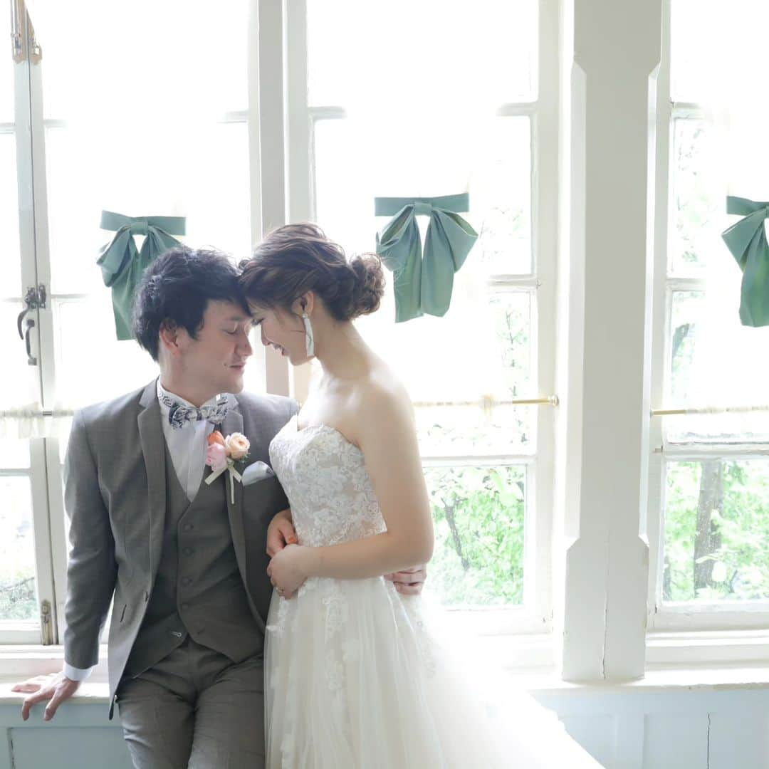 神戸北野サッスーン邸のインスタグラム：「@sassoon_weddingplace ＊ ・ ・ 自然光差し込むウェディング ・ ・ ・ お部屋ごとに窓があり自然光がおふたりを照らしてくれます ・ ・ さまざまな雰囲気でお写真が撮れるのもサッスーン邸の魅力です＊ ・ ・ ・ Produce by   ＊Machiko miki＊ ・ ・ ・  #サッスーン花嫁 #ブライダルフェア #サッスーン邸 #神戸北野サッスーン邸 #神戸結婚式 #北野結婚式 #北野異人館 #関西結婚式場  #貸切ウエディング #アットホームウェディング #異人館ウェディング #神戸前撮り #歴史的建造物 #アンティークウェディング #邸宅ウェディング #ガーデンウェディング #北野異人館 #おしゃれ花嫁 #少人数ウエディング #ゲストハウスウェディング#家族婚 #フォトウェディング神戸 #ガーデン #自然光 #光 #自然 #明るい」