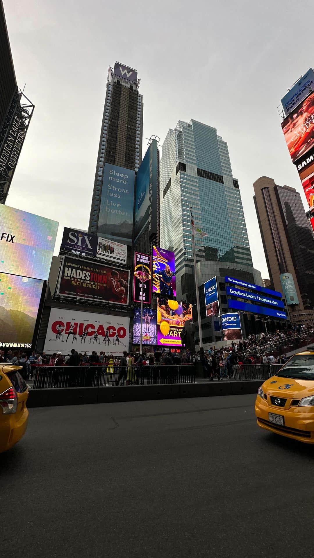 Hugo Garciaのインスタグラム：「Con ganas de teletransportarme a nyc! 🖤 Que increíble sería que fuera así de fácil! Si pudieras, a donde te teletransportarías tú? 👀」