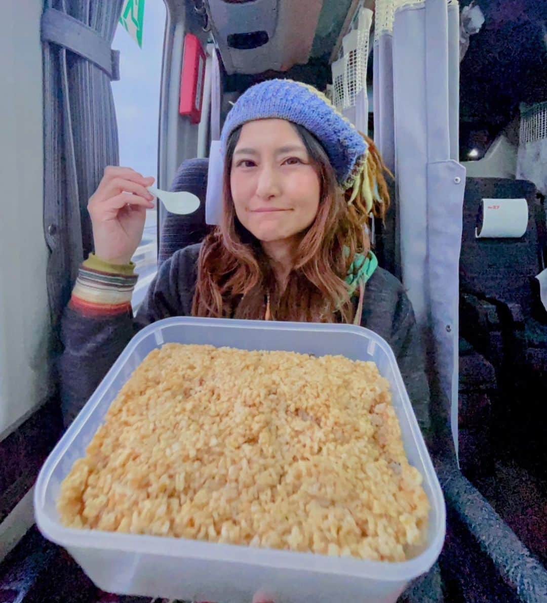 のインスタグラム：「函館移動なり🚎 今日のアンジェラ移動めしは5合の玄米ご飯弁当🍱  ……オカズが欲しい。   #巨大弁当  #デカ盛り弁当   #大便當  #大食い   #せめて梅干しの１個でものせれば良かった  #5合じゃ足りないのでセコマのパン買っただよ  #帰りのバスは函館のデカ盛り弁当買って食べる動画でも撮るべかな  ##ハセストのやきとり弁当でデカ盛りあったらいいのにね  #函館でデカ盛り弁当売ってるお店あったら教えてちょ」