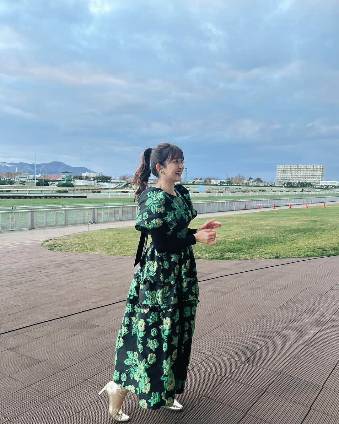 菊地亜美さんのインスタグラム写真 - (菊地亜美Instagram)「. 昨日は函館競馬場にてトークショーをさせて頂きました🐴🧡 久しぶりの函館🫶 写真では伝わらないけど、いっきに寒くなったみたいでまさかの4℃🥶❄️  馬券は外れてしまったけど、とても楽しかった🥰🥰 みなさまありがとうございました♡  空港で北海道のビール飲んで帰りました🍺🤍笑  #PR #JRA函館競馬場」11月13日 11時15分 - amikikuchi0905