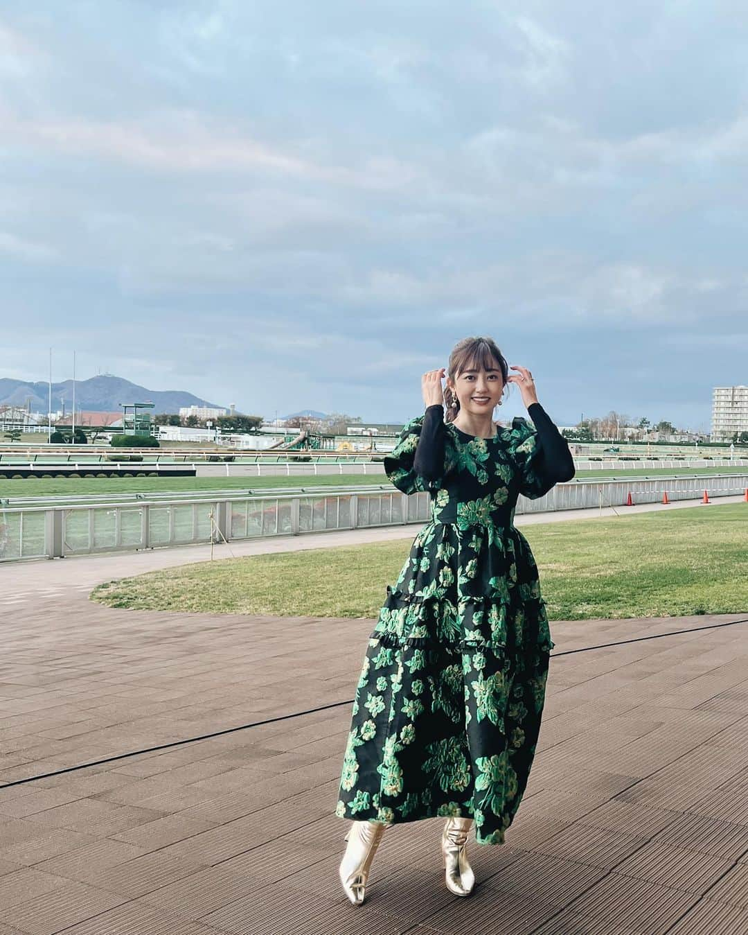 菊地亜美さんのインスタグラム写真 - (菊地亜美Instagram)「. 昨日は函館競馬場にてトークショーをさせて頂きました🐴🧡 久しぶりの函館🫶 写真では伝わらないけど、いっきに寒くなったみたいでまさかの4℃🥶❄️  馬券は外れてしまったけど、とても楽しかった🥰🥰 みなさまありがとうございました♡  空港で北海道のビール飲んで帰りました🍺🤍笑  #PR #JRA函館競馬場」11月13日 11時15分 - amikikuchi0905