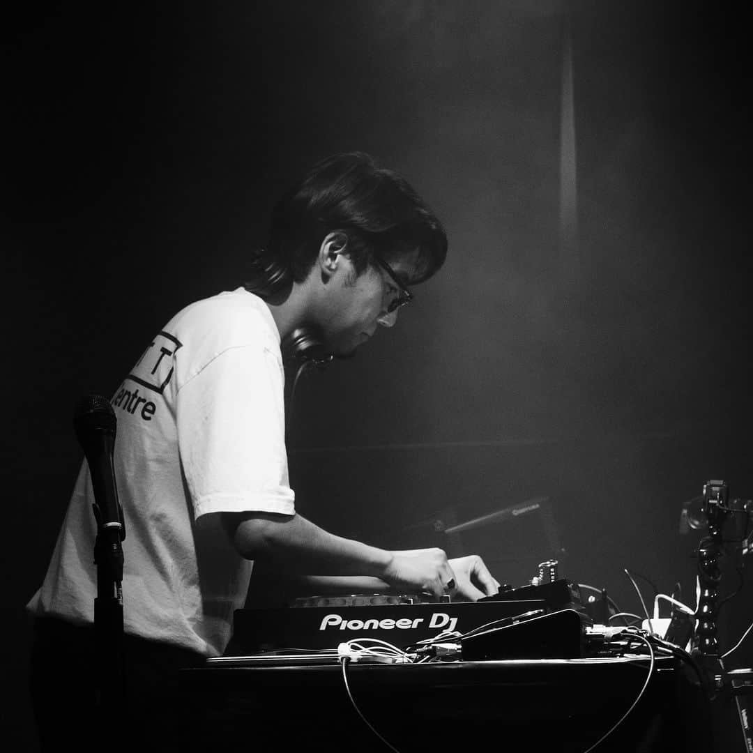 tofubeatsのインスタグラム：「先日のHIHATT8周年イベントご来場の皆様におきましては誠にありがとうございました。続けていくことでしかできないこともあるかとは思いますので頑張っていきたいところです。  Photography by @funatsufunatsu」
