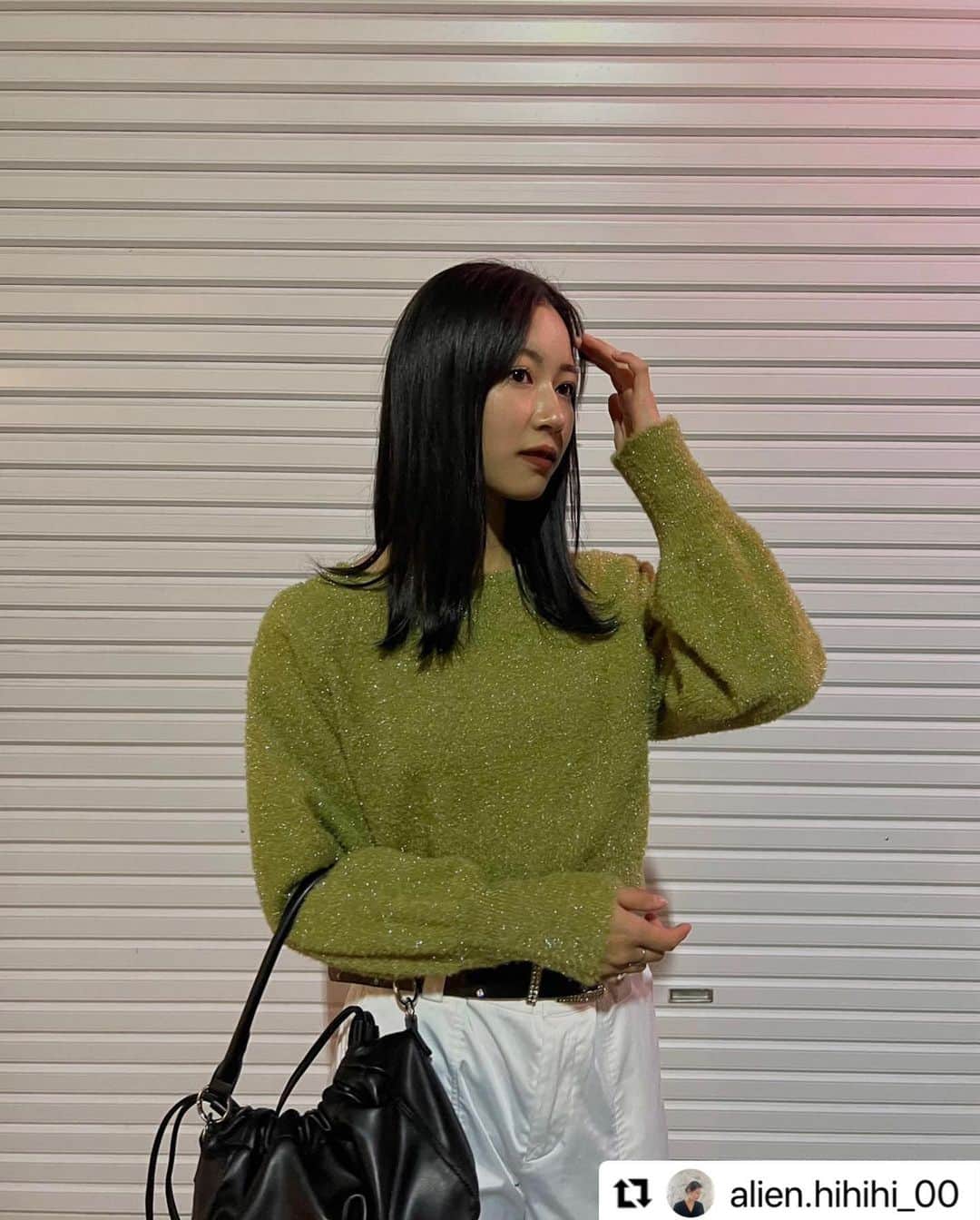 MURUAのインスタグラム：「@alien.hihihi_00 ・・・ ✿ @murua_official  ラメ入りニット可愛すぎん!?🤦‍♀️🤦‍♀️ 前後2wayで着用できるの！！  シンプルなシルエットで袖のリブが長いのもお気に入り😍 動くとすっごくキラキラだよー！✨  着用アイテムは商品タグ or TOPのURLからチェック ▶︎▶︎ @murua_by_staff   #murua #murua_snap #ootd #ootdfashion #coordinate #fashion #murua2023aw」