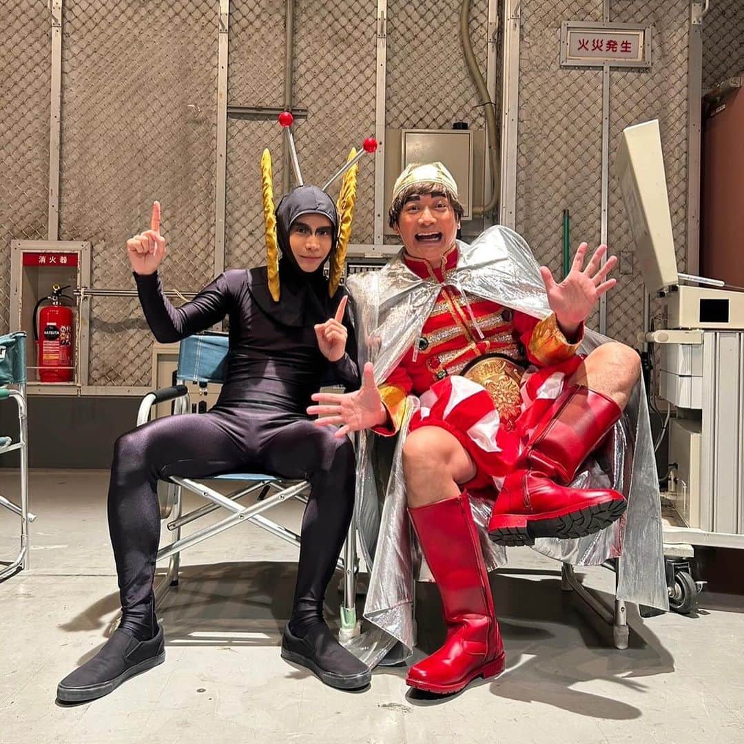 のインスタグラム：「『誰も知らない明石家さんま 第9弾』 にさんまさん役で出演させて頂きます✨  恐れ多くも自分がまさかのさんまさん役。。 そしてまさかのたけしさん役が香取慎吾さん！！  果たしてどんなドラマになるのか。。🤣  楽しみにしていてください✨  @katorishingo_official  慎吾さんとの共演、本当に光栄でした。 この並びは胸熱です🫱🏻‍🫲🏼🔥  11月26日(日)19時〜21時54分O.A.ですよ〜  #誰も知らない明石家さんま #最後の一枚🤣」