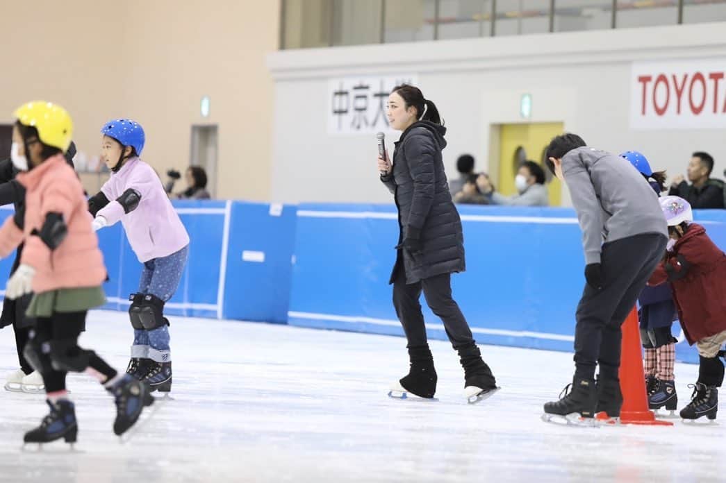 本郷理華さんのインスタグラム写真 - (本郷理華Instagram)「中京大学子どもスポーツフェスタ2023 のイベントで、スケート教室の講師を担当させて頂きました⛸️ ずっと練習させて頂いてたこのリンクで教室が出来て、すごく嬉しかったです！ 今回スケート部のスケーターのみんなにもサポートして頂きました！ 初めて滑る子も、経験したことがある子達もみんな汗だくになって滑ってくれていました😆会話したり、出来たよ！という声を聞いたり、私まで元気をもらえて嬉しかったです！ 最初は怖がっていた子も最後は自分の力で滑る事が出来てて、みんなの吸収力の速さに驚きました😳  すごく楽しくて、とても貴重な経験をさせていただきありがとうございました！ また一緒にスケートしたいです⛸️  📷:我らのスーパーカメラマン　@chukyo.skate.kantoku」11月13日 11時20分 - rika_hongo