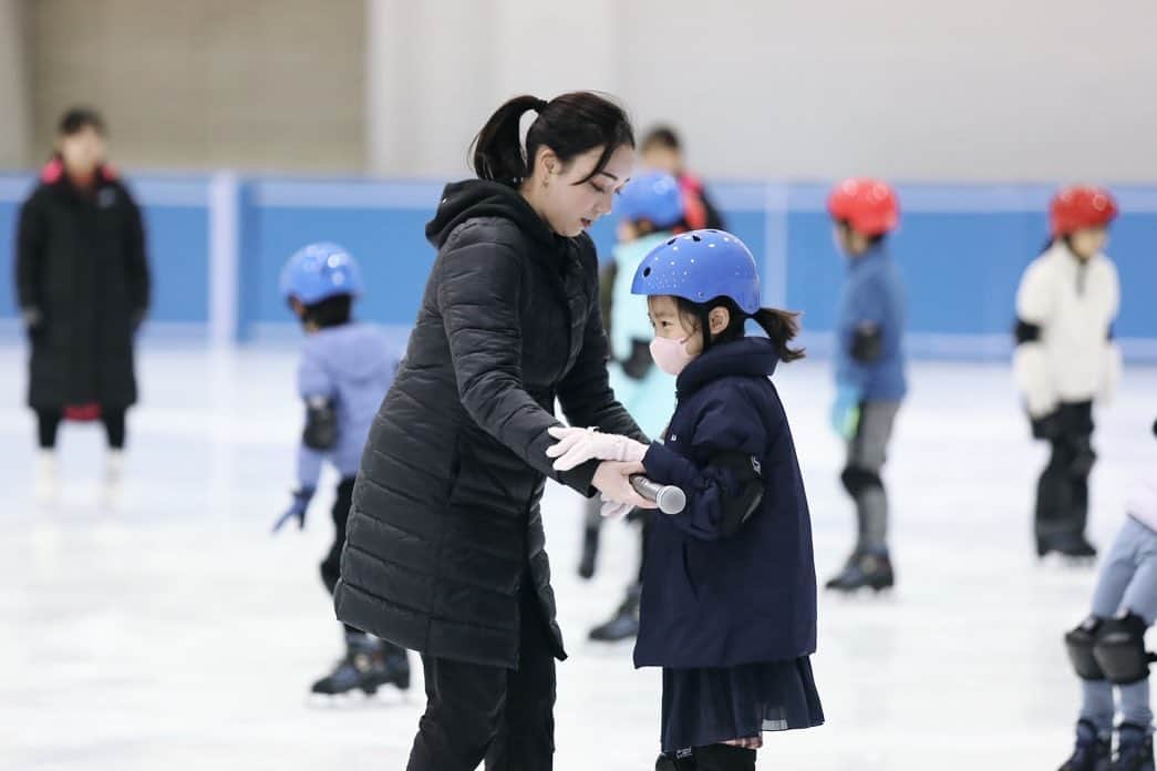 本郷理華さんのインスタグラム写真 - (本郷理華Instagram)「中京大学子どもスポーツフェスタ2023 のイベントで、スケート教室の講師を担当させて頂きました⛸️ ずっと練習させて頂いてたこのリンクで教室が出来て、すごく嬉しかったです！ 今回スケート部のスケーターのみんなにもサポートして頂きました！ 初めて滑る子も、経験したことがある子達もみんな汗だくになって滑ってくれていました😆会話したり、出来たよ！という声を聞いたり、私まで元気をもらえて嬉しかったです！ 最初は怖がっていた子も最後は自分の力で滑る事が出来てて、みんなの吸収力の速さに驚きました😳  すごく楽しくて、とても貴重な経験をさせていただきありがとうございました！ また一緒にスケートしたいです⛸️  📷:我らのスーパーカメラマン　@chukyo.skate.kantoku」11月13日 11時20分 - rika_hongo