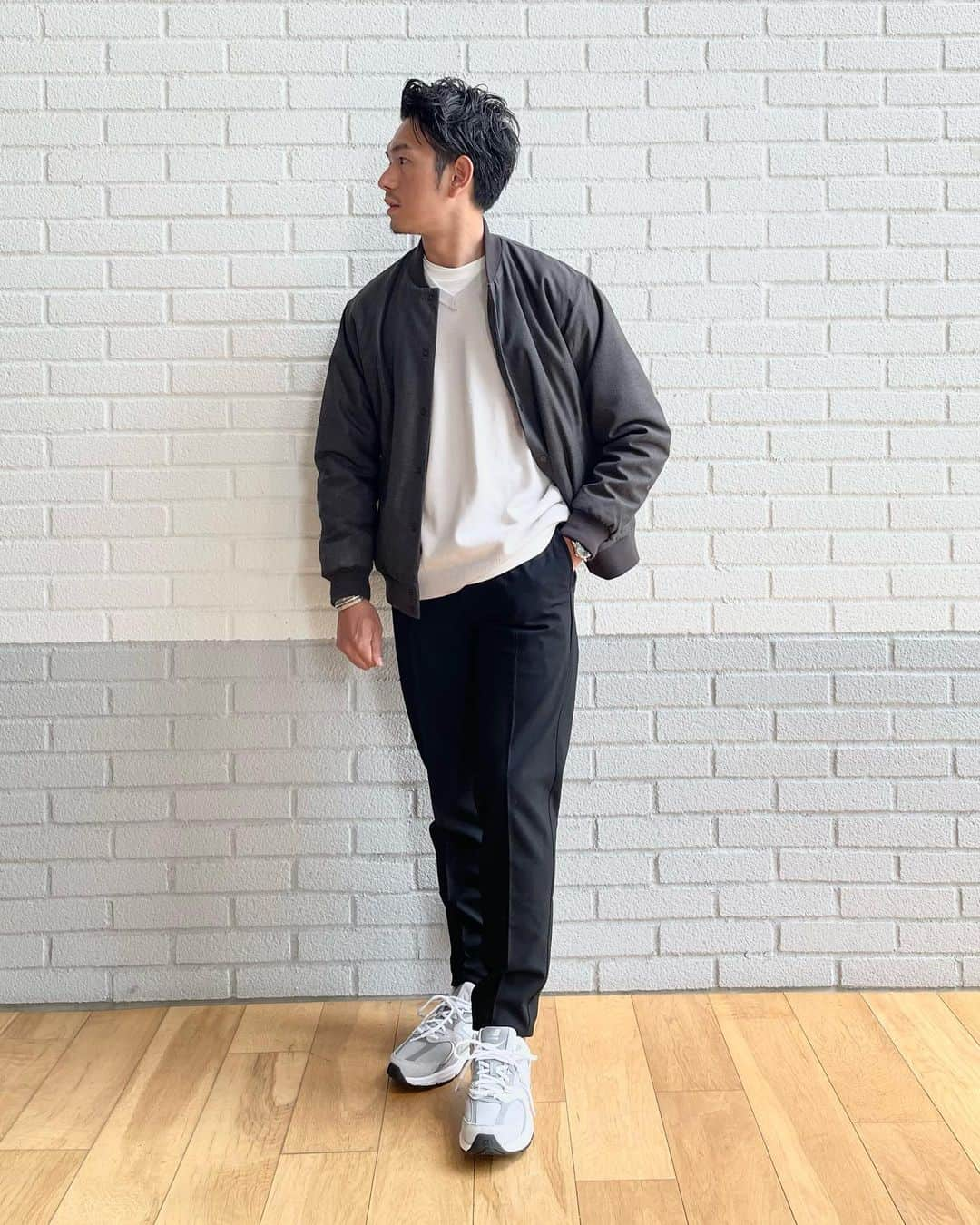 green label relaxing 自由が丘店のインスタグラム：「【MENS OUTER】 　　　 気温が下がり、本格的に寒い冬がすぐそこまで来てますね🍂 店頭でも、これから着たくなる暖かいアウターを多数取り揃えております。 是非店頭でお手に取ってお試し下さいませ。 　　　　 　　　　　 @ua_greenlabel    @glr_jiyugaoka    STAFF @ken_suzaki       ■自由が丘店営業時間 11:00〜20:00 ☎︎03-5731-8531 　　　 ■駐車場サービス お買い上げ金額に応じて以下ご利用いただけます。 場所【自由が丘南口有料駐車場】 >¥5,000(税込)以上　30分チケット1枚 >¥10,000(税込)以上　30分チケット2枚 　　　 　　　　 #greenlabelrelaxing #グリーンレーベルリラクシング #jiyugaoka#自由が丘 #mensfashion #メンズカジュアル #オフィスカジュアル #メンズアウター」