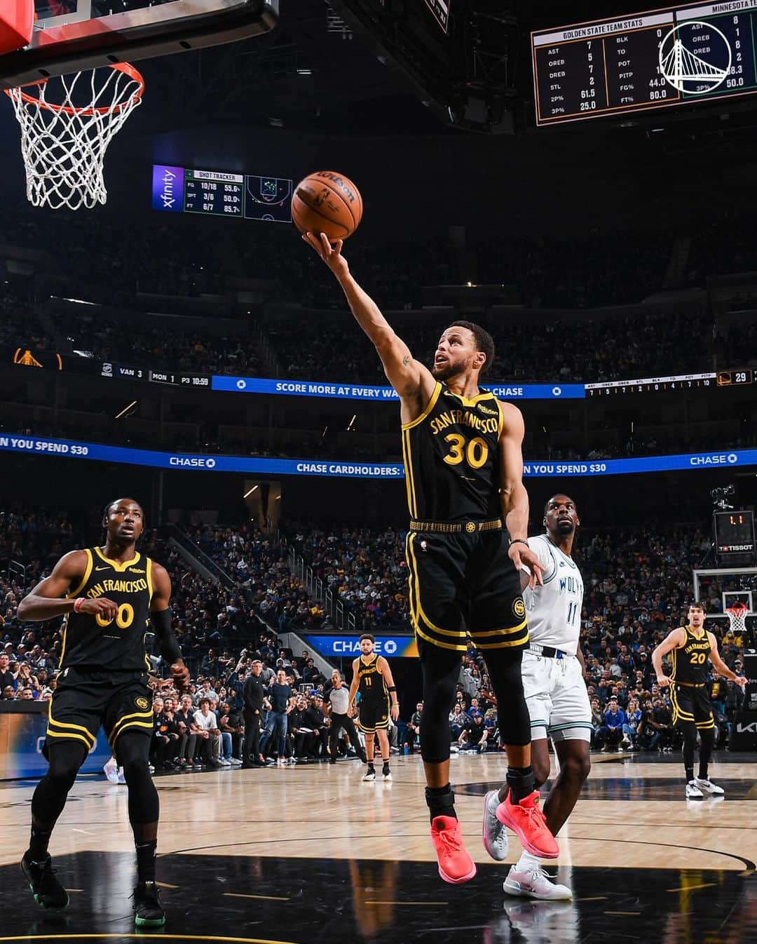 のインスタグラム：「Stephen steals, Stephen shoots, Stephen scores at the buzzer!」
