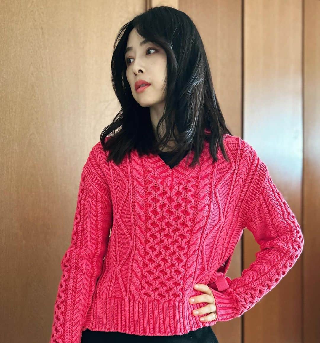 中岡由佳のインスタグラム：「❇︎ 厚手のセーターで体も心も暖かく。 今週も頑張ろうね👍  #fashion #ファッション #ralphlauren #ラルフローレン #centforce #セントフォース」