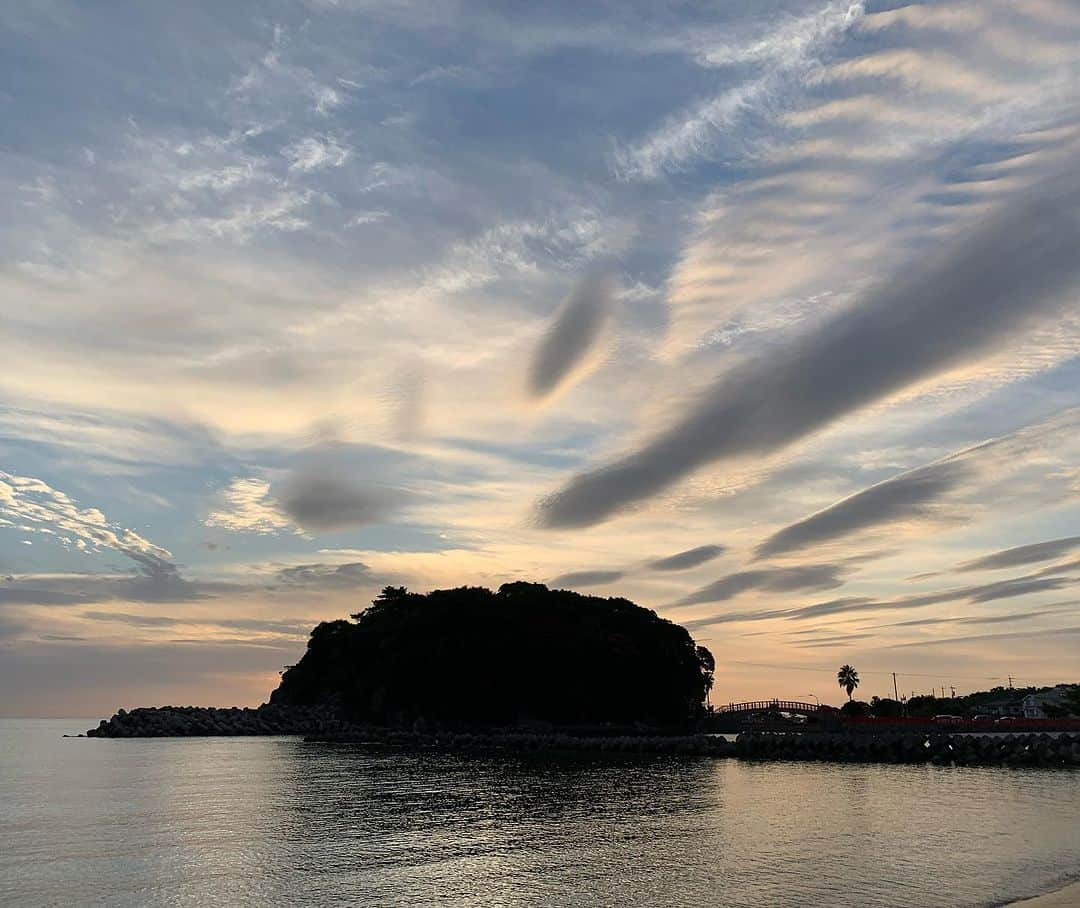 小川夏果さんのインスタグラム写真 - (小川夏果Instagram)「【鹿児島純心女子中学校にて職業講話リアルしごとびと】映画監督古新さんのご推薦を頂き清風予備校さん企画の職業講話でお話させて頂き一日先生体験をしてきました！☺️✨ 「プロデューサーってどんなお仕事？どんな人が向いてる？」 「プロデューサーと監督の違いは？」 「女優で大変だったことは？どうやったら緊張しなくなるの？」 「起業で大変だったことは？」など 学生さんの目がキラキラしていてみんなそれぞれ個性があって可愛いくて...浮かれて話が止まらず講話時間があっという間に終わってしまいました。 またたくさんの質問に答える中で自分の人生を見つめ返す時間になり、とても貴重な経験をさせて頂きました。ありがとうございました。 自分が中学生だったころは何を考えていただろうか... 特に夢を持っていなくて、あったけど出来なかったり、色んな悩みを抱えた学生時代、今は好きな事ばかりして今だに親に心配されてますが幸せだと思える日々がほとんどです。 自分の人生を思い切り楽しんで 『好き』を仕事にできる喜びを噛み締めながら今日からまた一週間頑張ろう。💫 ありがとうございました🥰  #職業講話 #職業体験 #中学生 #中学生女子 #先生  #お仕事 #仕事 #プロデューサー #映画 #映画制作 #女優 #女優志望 #夢 #好きを仕事に #好きな仕事 #起業 #起業女子  #夢を叶える #一日一日を大切に #視野を広げる #笑顔が一番」11月13日 11時25分 - ogawanachu