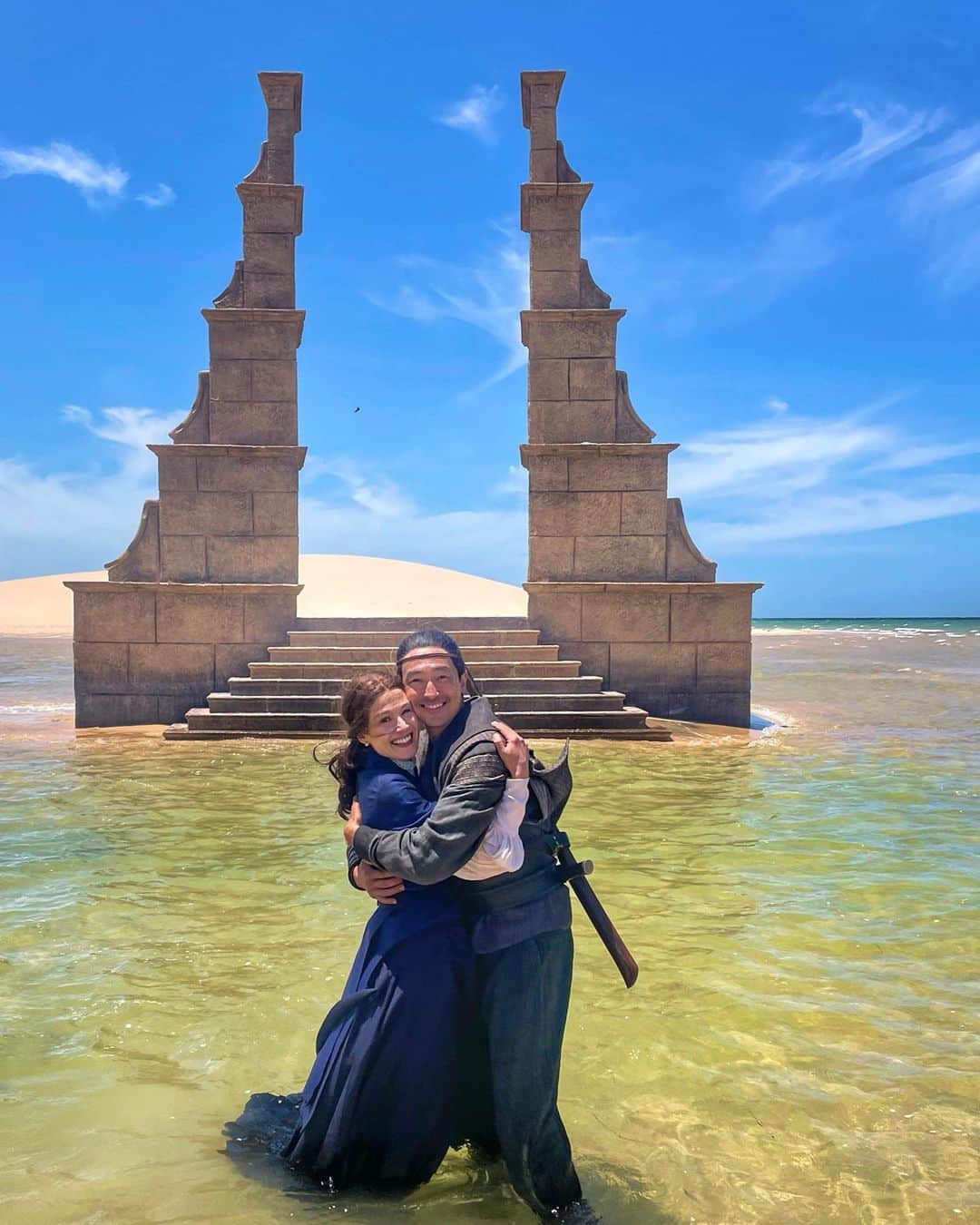 ダニエル・ヘニーのインスタグラム：「Some season 2 shots…Thanks for loving it. #wheeloftime #morocco #prague」