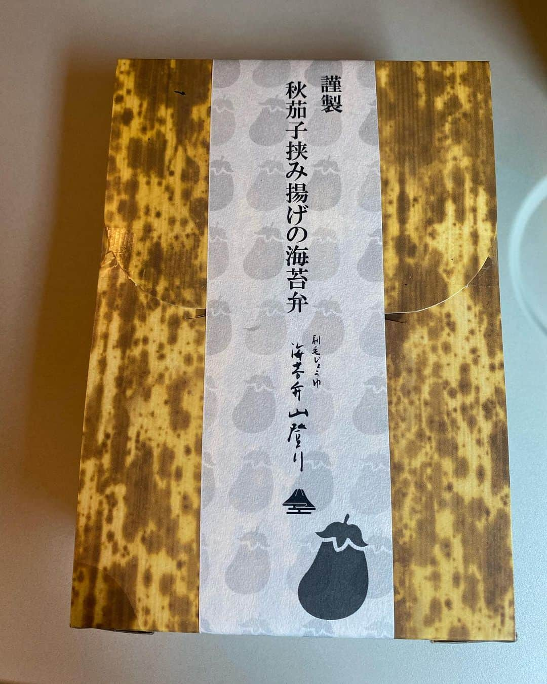 安蘭けいのインスタグラム：「大変ご無沙汰しておりました〜 駅弁シリーズ🍱🎉 最近、ずっと同じお弁当だったので変わり映えしないから投稿しなかったんですが、とうとうNewなお弁当に出会いました✨ お弁当はなかなかチャレンジしない私ですが、今回は惹かれちゃいました😊 だって、なくないですか？お弁当になすの挟み揚げなんて😆  ちょいと味は濃いめだったけど、大満足のお弁当🍱 あーおんちかった😊  #駅弁 #季節限定 #入れ物もいいね👍 #秋茄子 #寒くなってきました #暖かくしてお出かけくださいね」