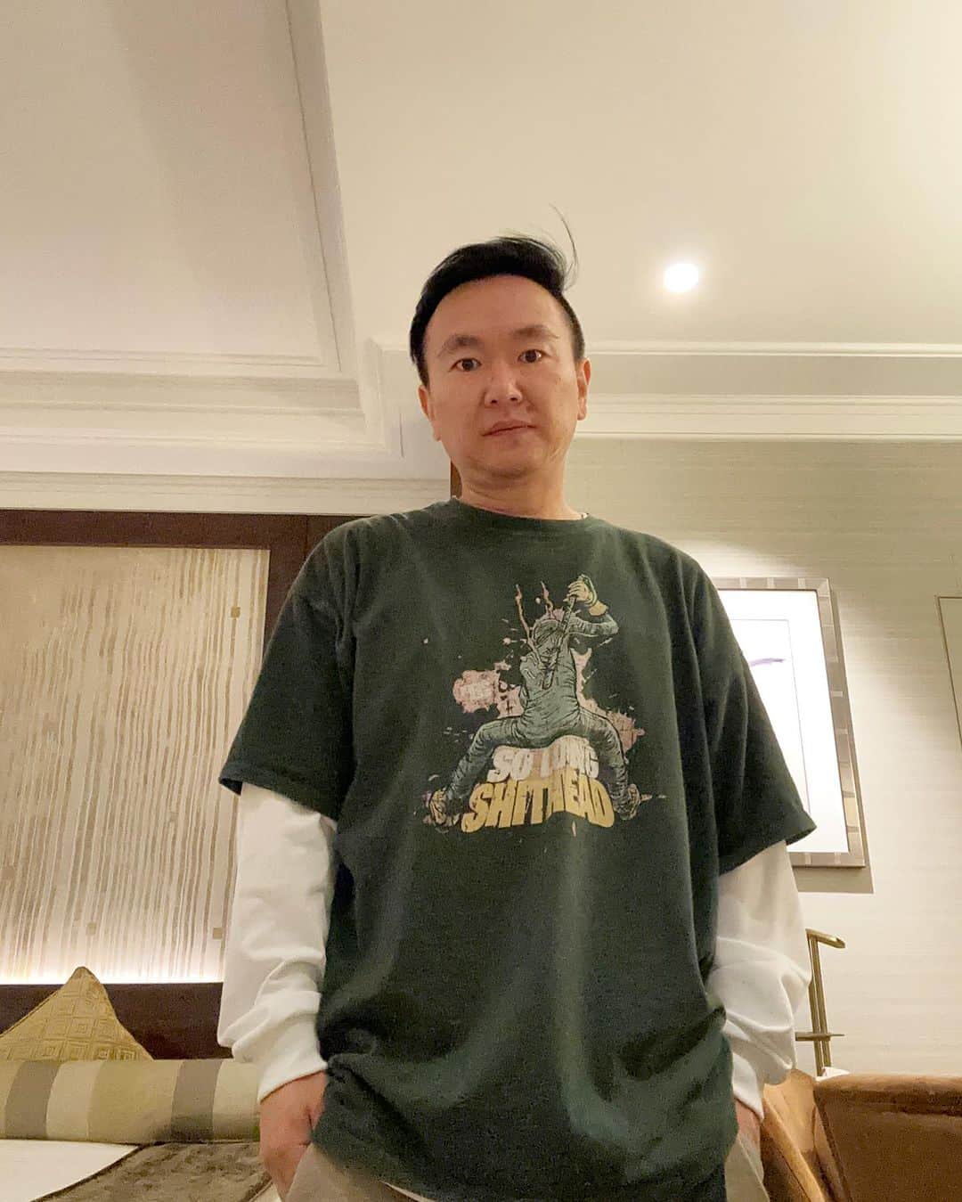 のインスタグラム：「。 昨日は同期と元同期と後輩と、ずっとお世話になってる地鶏亭さんへ😆😆😆  めちゃくちゃ楽しかった😂😂😂  ほんでTシャツ写メ撮るの忘れたからホテル戻って記念に🧘‍♀️  こちらもCLIMB仙台の店長に見つけてきてもらった大好きな映画kick assのTシャツ✋  ありがとうございます😭  まだ本命のHIT GIRLのは買えてないので探しまくってます😂😂😂  店長、それも是非お願いします😂  クロエ・グレース・モレッツのTシャツなかなかないのよねー😑  あと、みなさん大阪へお越しの際は地鶏亭さんへ是非✋✋✋  平日は朝6時、日曜日は朝8時まで営業してます  いや、しすぎやろ😂😂😂  髪がピュンなってるなあ  #地鶏亭 #ヴィンテージtシャツ  #kickass  #かまいたち山内」