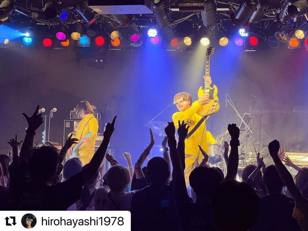 POLYSICSさんのインスタグラム写真 - (POLYSICSInstagram)「#Repost @hirohayashi1978 with @use.repost ・・・ 高松MONSTER「High Climax」終了ー！ アツいスリーマン！🔥🔥🔥  タイトル通り、最初から最後までクライマックス👊💥  打ち上げも盛り上がって楽しい夜✌️  夜の本気ダンス、プッシュプルポット、高松MONSTERのみなさん、会場に来てくれたみんなありがTOISU！  打ち上げ後はケンタロウさん、マイケル君と特撮トークでナイスな締め👍 マイケル君、今日のライブも頑張って！💪  若干の二日酔いがありつつも 東京戻りに手打麺や 大島へ！ 食べ終わった後の余韻が半端ないツルシコ麺&出汁の美味しさ… ごちそうさまでした！🙏  #夜の本気ダンス #プッシュプルポット #polysics #高松MONSTER #讃岐うどん #手打麺や大島」11月13日 11時40分 - polysics_official