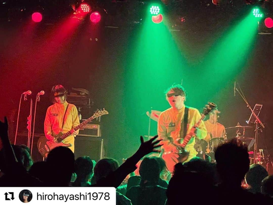 POLYSICSさんのインスタグラム写真 - (POLYSICSInstagram)「#Repost @hirohayashi1978 with @use.repost ・・・ 高松MONSTER「High Climax」終了ー！ アツいスリーマン！🔥🔥🔥  タイトル通り、最初から最後までクライマックス👊💥  打ち上げも盛り上がって楽しい夜✌️  夜の本気ダンス、プッシュプルポット、高松MONSTERのみなさん、会場に来てくれたみんなありがTOISU！  打ち上げ後はケンタロウさん、マイケル君と特撮トークでナイスな締め👍 マイケル君、今日のライブも頑張って！💪  若干の二日酔いがありつつも 東京戻りに手打麺や 大島へ！ 食べ終わった後の余韻が半端ないツルシコ麺&出汁の美味しさ… ごちそうさまでした！🙏  #夜の本気ダンス #プッシュプルポット #polysics #高松MONSTER #讃岐うどん #手打麺や大島」11月13日 11時40分 - polysics_official