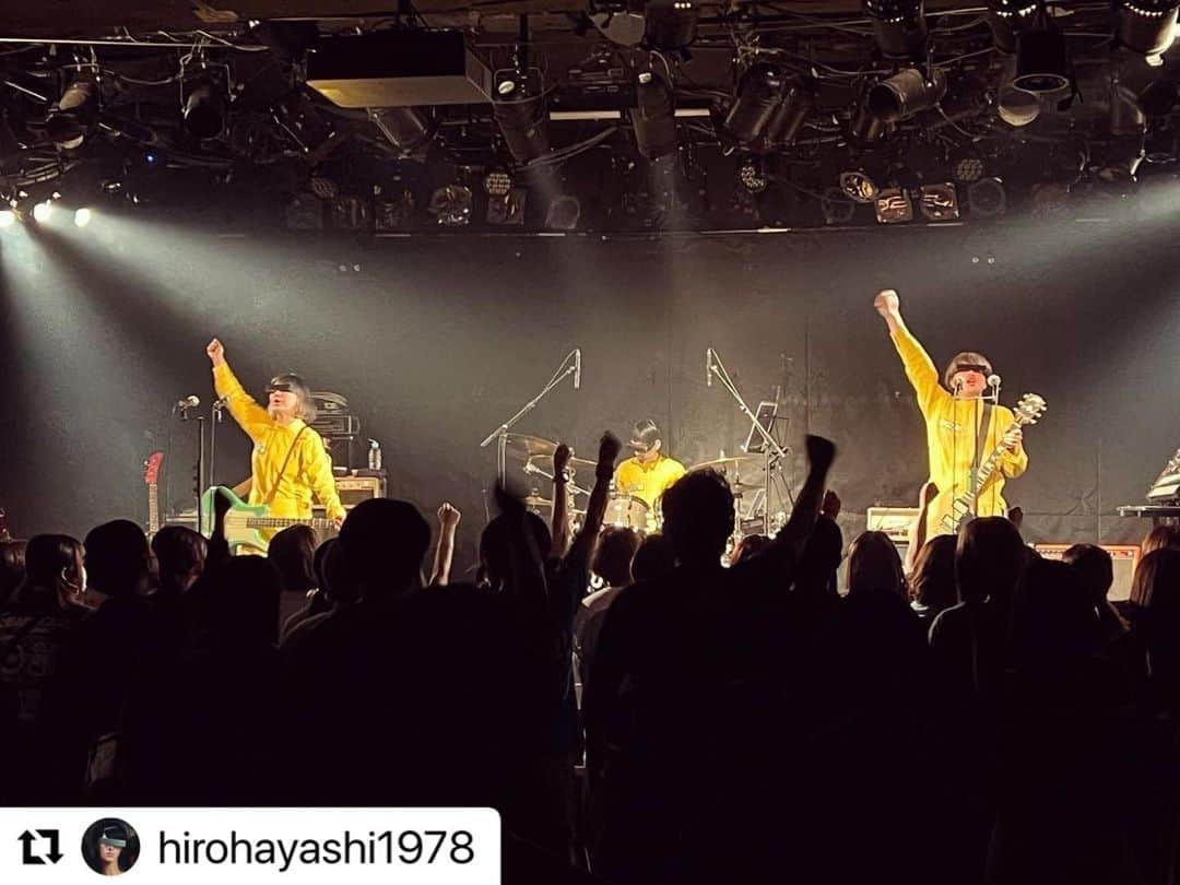 POLYSICSさんのインスタグラム写真 - (POLYSICSInstagram)「#Repost @hirohayashi1978 with @use.repost ・・・ 高松MONSTER「High Climax」終了ー！ アツいスリーマン！🔥🔥🔥  タイトル通り、最初から最後までクライマックス👊💥  打ち上げも盛り上がって楽しい夜✌️  夜の本気ダンス、プッシュプルポット、高松MONSTERのみなさん、会場に来てくれたみんなありがTOISU！  打ち上げ後はケンタロウさん、マイケル君と特撮トークでナイスな締め👍 マイケル君、今日のライブも頑張って！💪  若干の二日酔いがありつつも 東京戻りに手打麺や 大島へ！ 食べ終わった後の余韻が半端ないツルシコ麺&出汁の美味しさ… ごちそうさまでした！🙏  #夜の本気ダンス #プッシュプルポット #polysics #高松MONSTER #讃岐うどん #手打麺や大島」11月13日 11時40分 - polysics_official