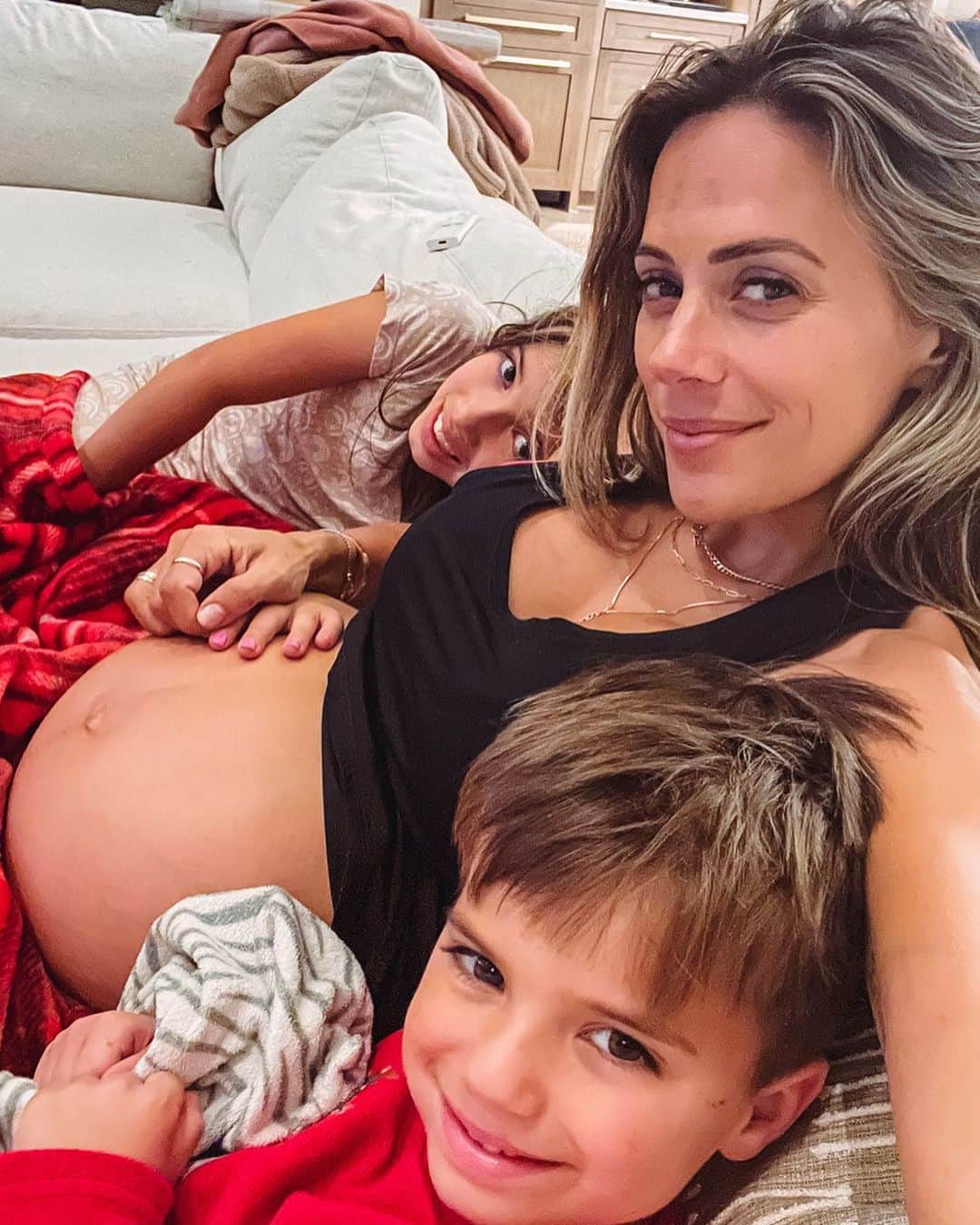ジャナ・クレイマーのインスタグラム：「“Once upon a time it was us 3…”. All the cuddles this past weekend ♥️♥️♥️」