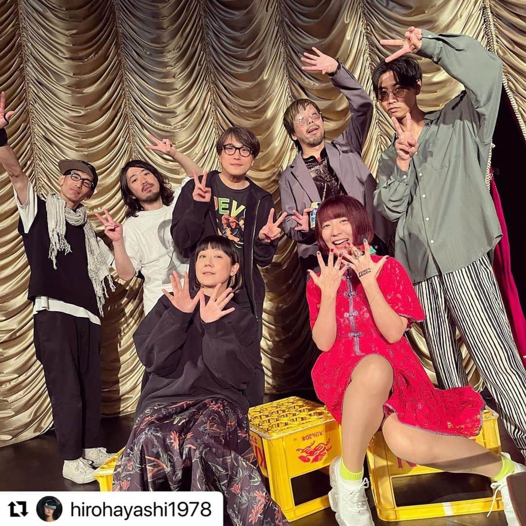 POLYSICSさんのインスタグラム写真 - (POLYSICSInstagram)「#Repost @hirohayashi1978 with @use.repost ・・・ ニガミ17才とツーマン！ @ 東京キネマ倶楽部「かみやらおばけやら」  めっちゃくちゃ楽しかったよー！！！🔥  「ワトソン」からスタートしたクセ強曲多めのセットはどうだったかな？😊 「むすんでひらいて」何年ぶりだ？笑  ニガミ17才、超ーカッコ良かったぁ💥💥💥 変拍子が心地良い… 岩下君はかなりギターが上手くて！もう釘付けだったよ。  ニガミのビートは身体が勝手に動いちゃうね。 大好きなバンドなので是非またやりたいな！  ありがTOISUでした！！！✋  それじゃ来月、香川・東京・大阪で会おうー✌️  #polysics #ニガミ17才」11月13日 11時38分 - polysics_official