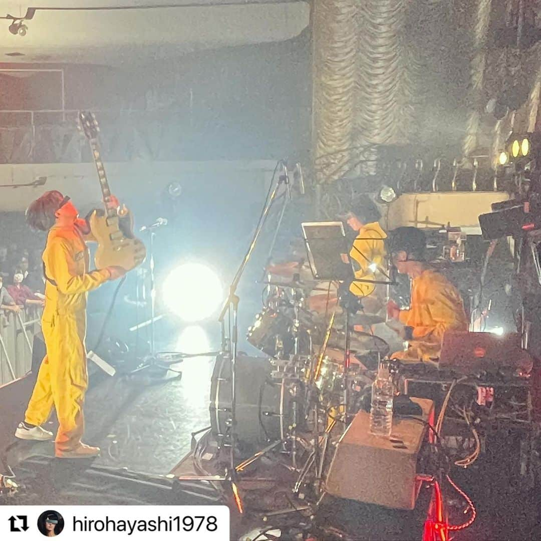 POLYSICSさんのインスタグラム写真 - (POLYSICSInstagram)「#Repost @hirohayashi1978 with @use.repost ・・・ ニガミ17才とツーマン！ @ 東京キネマ倶楽部「かみやらおばけやら」  めっちゃくちゃ楽しかったよー！！！🔥  「ワトソン」からスタートしたクセ強曲多めのセットはどうだったかな？😊 「むすんでひらいて」何年ぶりだ？笑  ニガミ17才、超ーカッコ良かったぁ💥💥💥 変拍子が心地良い… 岩下君はかなりギターが上手くて！もう釘付けだったよ。  ニガミのビートは身体が勝手に動いちゃうね。 大好きなバンドなので是非またやりたいな！  ありがTOISUでした！！！✋  それじゃ来月、香川・東京・大阪で会おうー✌️  #polysics #ニガミ17才」11月13日 11時38分 - polysics_official