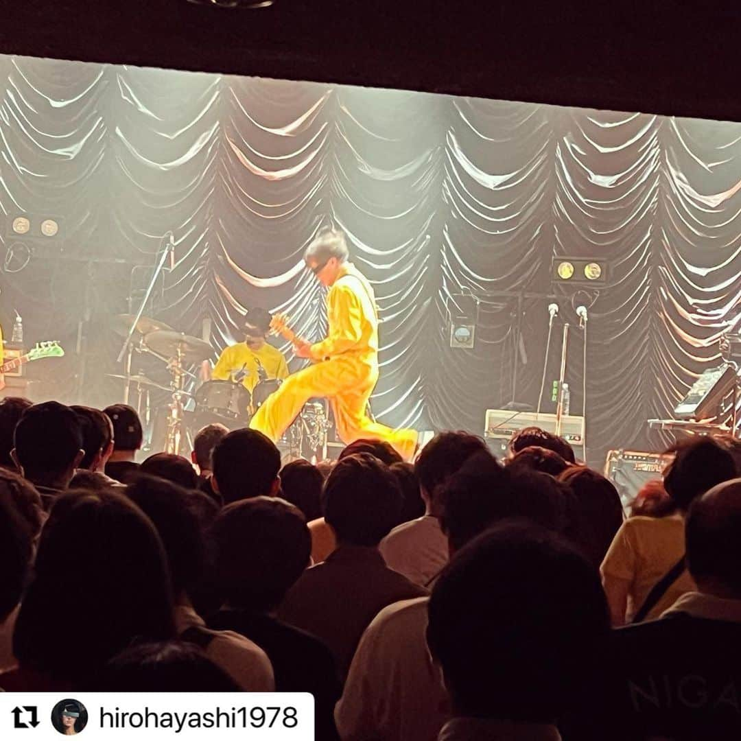 POLYSICSさんのインスタグラム写真 - (POLYSICSInstagram)「#Repost @hirohayashi1978 with @use.repost ・・・ ニガミ17才とツーマン！ @ 東京キネマ倶楽部「かみやらおばけやら」  めっちゃくちゃ楽しかったよー！！！🔥  「ワトソン」からスタートしたクセ強曲多めのセットはどうだったかな？😊 「むすんでひらいて」何年ぶりだ？笑  ニガミ17才、超ーカッコ良かったぁ💥💥💥 変拍子が心地良い… 岩下君はかなりギターが上手くて！もう釘付けだったよ。  ニガミのビートは身体が勝手に動いちゃうね。 大好きなバンドなので是非またやりたいな！  ありがTOISUでした！！！✋  それじゃ来月、香川・東京・大阪で会おうー✌️  #polysics #ニガミ17才」11月13日 11時38分 - polysics_official