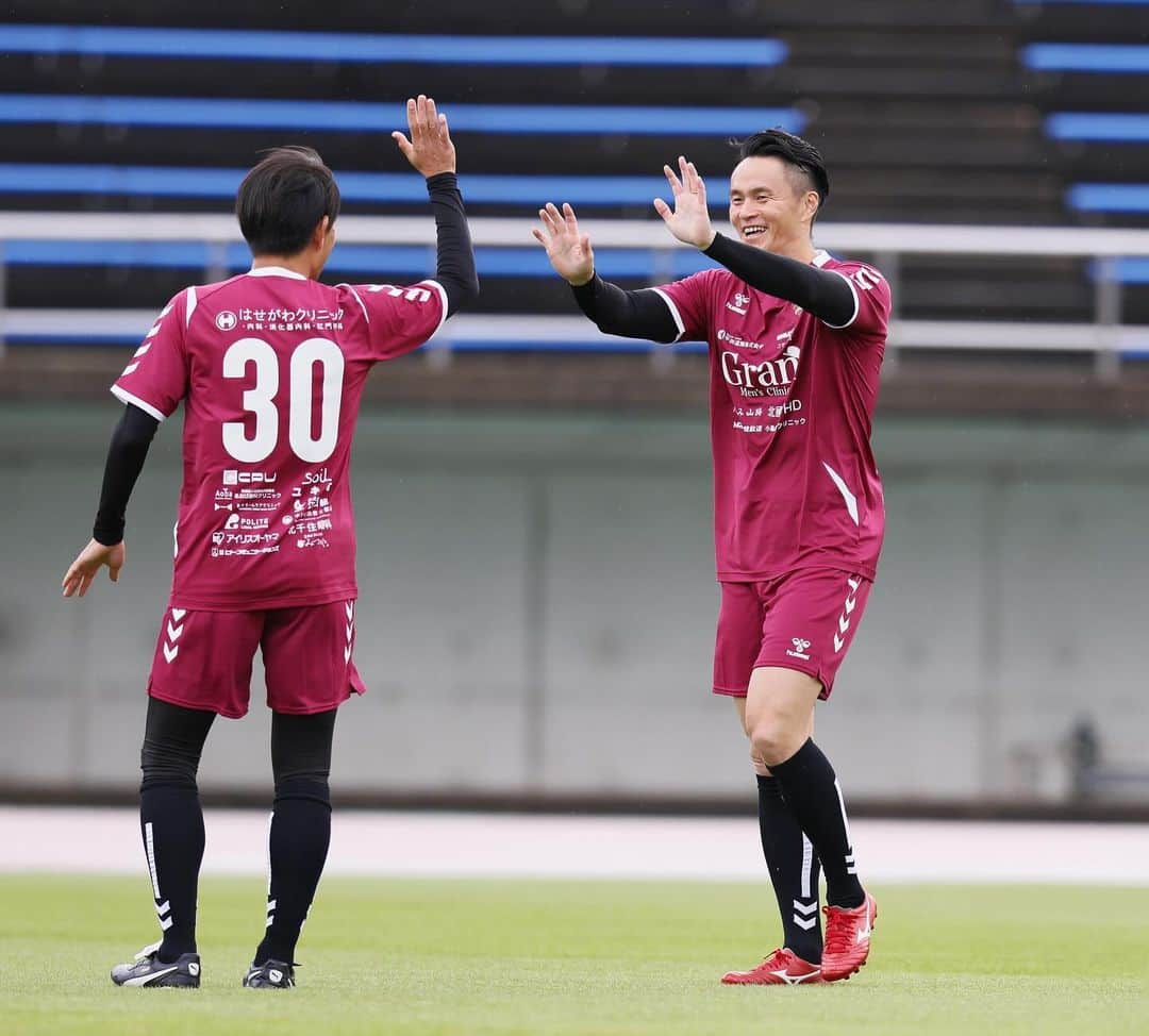 辻尾真二さんのインスタグラム写真 - (辻尾真二Instagram)「画竜点睛OBマッチ⚽️  前夜祭を含め、無事に終了しました。  ご協賛企業の皆様、出場権等をご購入して頂いた皆様、そしてスタジアムを盛り上げて頂いたサポーターの皆様に心より感謝致します。  至らぬ点、多々あったかと思いますが反省すべき事は次に活かしていければと思います。  西部緑地公園陸上競技場での思い出はみなさんの心の中に多々あるかと思いますが、次は金沢スタジアムで新たな心が震える歴史を共に築いていきましょう❗️  #ありがとう西部 #画竜点睛 #zweigen」11月13日 11時49分 - shinji_tsujio