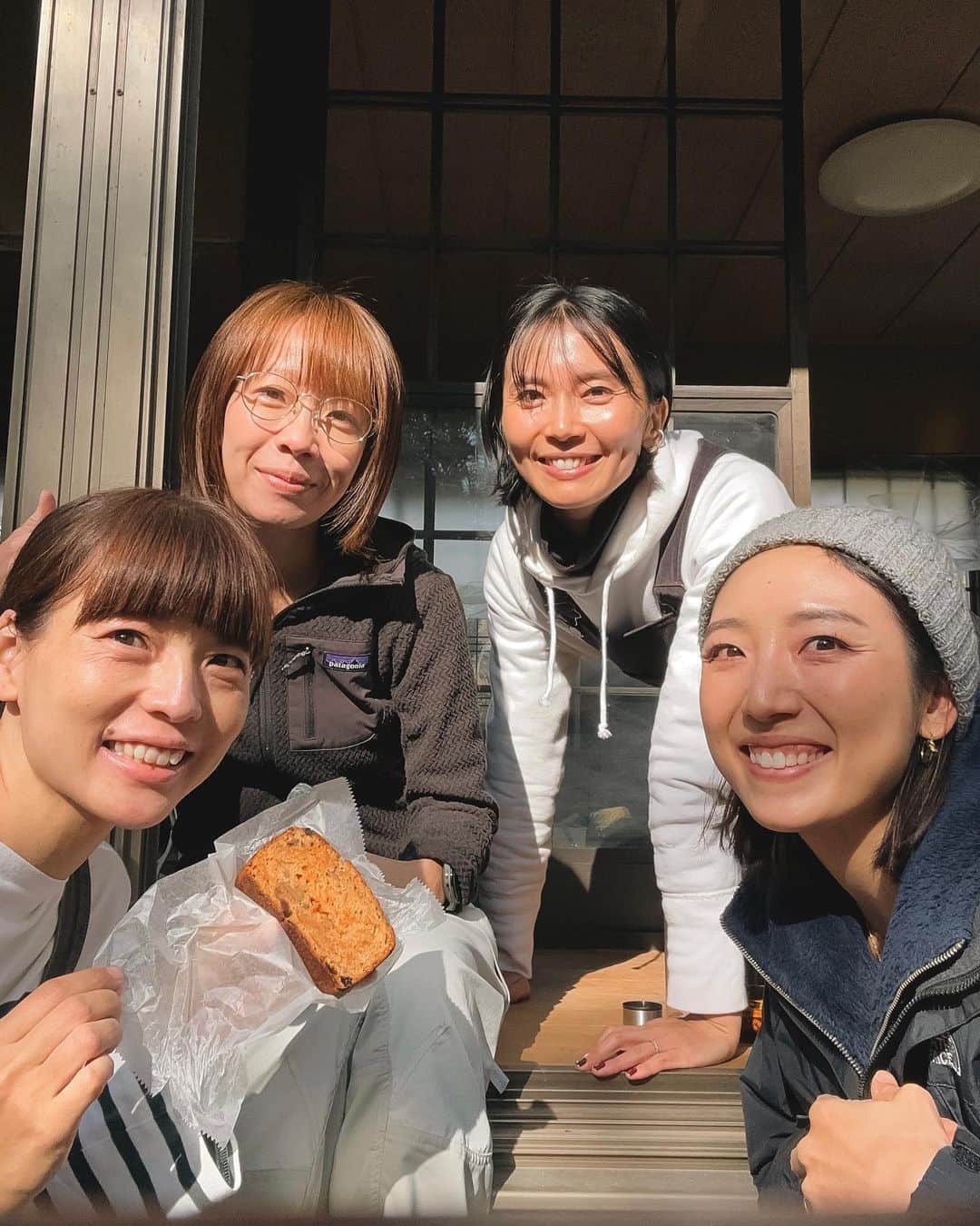 太田彩乃のインスタグラム：「ワクワクする場所づくりを始めた知美さん🛠️ 一緒にワクワクしたくてDIYのお手伝いに！ 障子の枠たちを墨汁で塗り塗り。 自然の中で黙々と作業しながら、みんなで過ごす時間は貴重だったなぁ🍁  来年からマルシェとか、いろんなイベントが開催される場所になる予定！ 人が集まって笑顔で過ごしてるのを想像しながら作業してたらワクワク倍増☺️ 知美さん、ありがとうございました🫶🏻  休憩中は @otomonuts & @daughter.cafe  でエネルギー補給✨  最高🧡  #DIY」