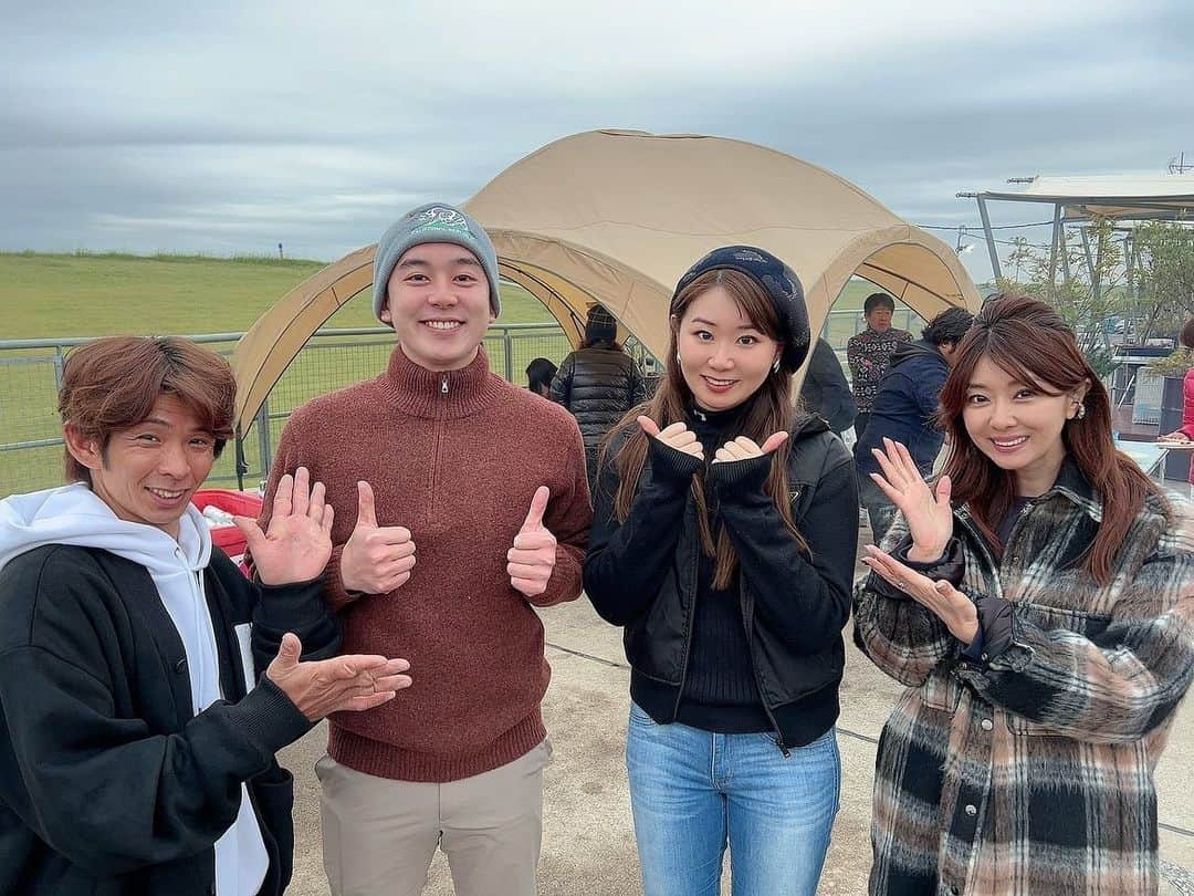 矢部美穂のインスタグラム：「昨日のゴルフスタジオゴーガのコンペ⛳️では久しぶりに100切り出来ました✨ 場所はバーベキューも出来るKOSHIGAYA GOLF CLUB🩷 50.49で99♡嬉しかったなぁ〜 ただ、めちゃくちゃ寒くて💦 そんな中、中村プロがホッカイロと上着を貸してくださり 本当に助かりました✨  ちなみに山林堂騎手は117でベスト更新でお米をもらいました😃仲間プロとニッコリ😄  私は7位だったのですが、面白い順位の付け方で繰り上がり2位✨温泉の素をいただきました（笑） 帰宅後その温泉の素で身体を温めました♨️  矢部美穂賞と山林堂信彦賞として商品券を一つずつ。YABEKEからは高級シャンパンのエルジェル🍾 さらにインスタグラムに掲載賞がおまけでありました✨ ラウンドデビューの今尾 信之さんとゴルフがめちゃくちゃ上手い中原可於理さんとパチリ📷✨  次回は来年の春頃みたいなので山林堂騎手がどのくらいで まわるようになるのか？！楽しみな私でもあります✨ ベッドスピードも上がってきれいなスイングですよね⛳️ 羨まししい👆 ただ、最近、ゴルフの回数が増えたのとみたりしているので私も安定してきました♡ラッキー✌️  #ゴルフスタジオゴーガ #ゴルフコンペ #ゴルフ女子 #ゴルフが上手くなりたい  #バーベキュー #越谷ゴルフクラブ  #40代 #山林堂信彦騎手 #矢部美穂」