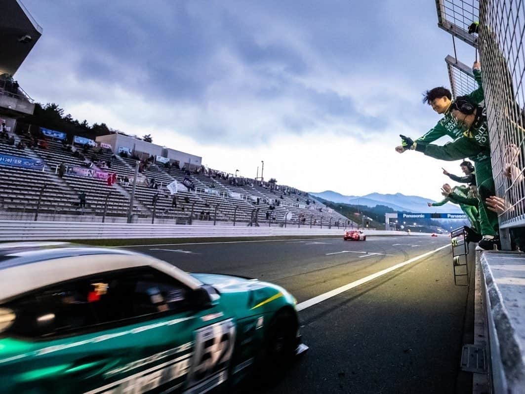 有栖未桜さんのインスタグラム写真 - (有栖未桜Instagram)「スーパー耐久 Rd.7 FUJI 4hレース🗻🏎🏁 ⁡ 最終戦たくさんの応援 ありがとうございました！🫶💚 ⁡ 52号車は激闘の結果 見事優勝しました！！！！🏆💚💚💚 最高な走りと最高なメカさんの作業 全てが揃った完璧な集大成のレースとなりました！ ⁡ 今年は去年の雪辱を晴らし シリーズチャンピオンを決め 全戦表彰台にのぼり 最後は優勝…！！！！！！！！✨✨✨✨ ⁡ 去年ももちろんかっこよかったけどそれを越え この上ないカッコよすぎる1年間でした！！🥹💚 そんなチームで 今年も間近で応援できたこと幸せです☺️✨ ⁡ ⁡ ⁡ この1年間応援してくれたみなさん ほんとにありがとうございました！🫶 泣かないと決めてたけど 最後のチームの卒業式 色々思い出してボロ泣きしました😂💦 ⁡ 今日で埼玉トヨペットサポーターズ2023としての 有栖未桜のサーキット活動は終了。。 と言いたいところですが😌 ⁡ まだ12/9(土)に新東京サーキットでの イベントがあるのでぜひ会いに来てください🫶 また1月は卒業撮影会もやる予定です！！ ⁡ こちら2点とも詳細出次第お知らせするので 楽しみにしててください☺️💚💚 また会いましょう🤘🏻✨ ⁡ ⁡ #スーパー耐久 #s耐 #埼玉トヨペットgreenbrave #greenbrave #埼玉トヨペットサポーターズ2023  #レースクイーン #rq #コスプレイヤー #ショートカッ党 #ポートレートモデル #有栖未桜 #みおるー沼 #followme」11月13日 11時53分 - miiion_official