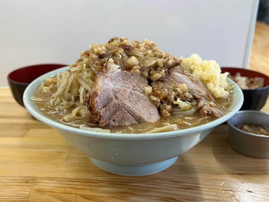 SUSURUさんのインスタグラム写真 - (SUSURUInstagram)「大盛り食べ切れなかったら罰金1万円の二郎系ラーメン。 微乳化スープとヤサイ、アブラ、豚などのウワモノウンメエ！ 麺は極太、茹で時間15分超えの極太デロ麺です。伊勢うどん並のデロ感です。マニア向け！ #susuru_tv #ラーメン工藤 #岸辺 #大阪 #二郎系ラーメン  #うまい  #ラーメン #らーめん #ramen #ラーメン部 #ramennoodles #毎日ラーメン生活 #麺スタグラム #japaneseramen #japanramen #foodstagram #foodie #noodles #instanoodle #instaramen #instafood #大阪ラーメン #二郎系 #歴史を刻め」11月13日 11時54分 - susuru_tv