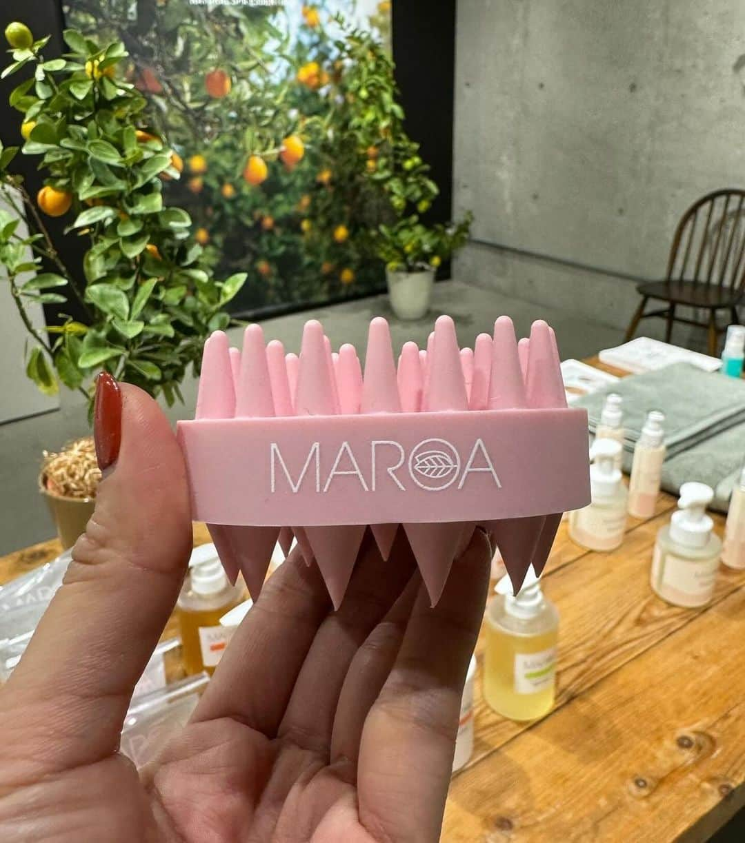 中林美和さんのインスタグラム写真 - (中林美和Instagram)「MAROA5周年記念の 2日間限定POP UP STORE、 本当にたくさんのお客様がご来店くださり、 大盛況で終えることができました。 普段からMAROAを愛用してくださって、 毎回POP UPに来てくださる大好きなお客様、 遠方からや、初めて足を運んでくださったお客様、 いつも応援してくれる家族や友人たち、 来てくださった全ての皆様、 本当にありがとうございました🤍  私もフルタイムで店頭にいたのですが、 沢山のお客様に愛され支えられているんだと、 改めて感じることができました。 お客様と直接お会いできて本当に幸せな二日間でした。 これからも皆様に喜んでいただけるように、 心を込めた商品作りをしていきますので 今後もよしくお願いいたします🤍  POP UPに来れなかったお客様にも、 POP UPでも大好評だった ピンクのスカルプケアブラシが、 本日から期間限定で発売しておりますので ぜひチェックして下さい。 5周年のノベルティーもご用意しております！ @maroa_organic 🍊」11月13日 12時07分 - miwanakabayashi