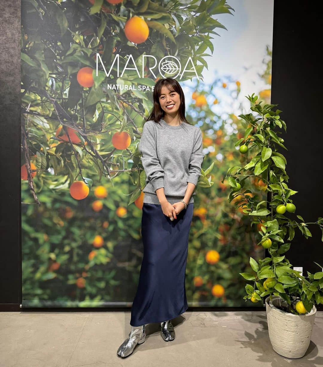 中林美和のインスタグラム：「MAROA5周年記念の 2日間限定POP UP STORE、 本当にたくさんのお客様がご来店くださり、 大盛況で終えることができました。 普段からMAROAを愛用してくださって、 毎回POP UPに来てくださる大好きなお客様、 遠方からや、初めて足を運んでくださったお客様、 いつも応援してくれる家族や友人たち、 来てくださった全ての皆様、 本当にありがとうございました🤍  私もフルタイムで店頭にいたのですが、 沢山のお客様に愛され支えられているんだと、 改めて感じることができました。 お客様と直接お会いできて本当に幸せな二日間でした。 これからも皆様に喜んでいただけるように、 心を込めた商品作りをしていきますので 今後もよしくお願いいたします🤍  POP UPに来れなかったお客様にも、 POP UPでも大好評だった ピンクのスカルプケアブラシが、 本日から期間限定で発売しておりますので ぜひチェックして下さい。 5周年のノベルティーもご用意しております！ @maroa_organic 🍊」