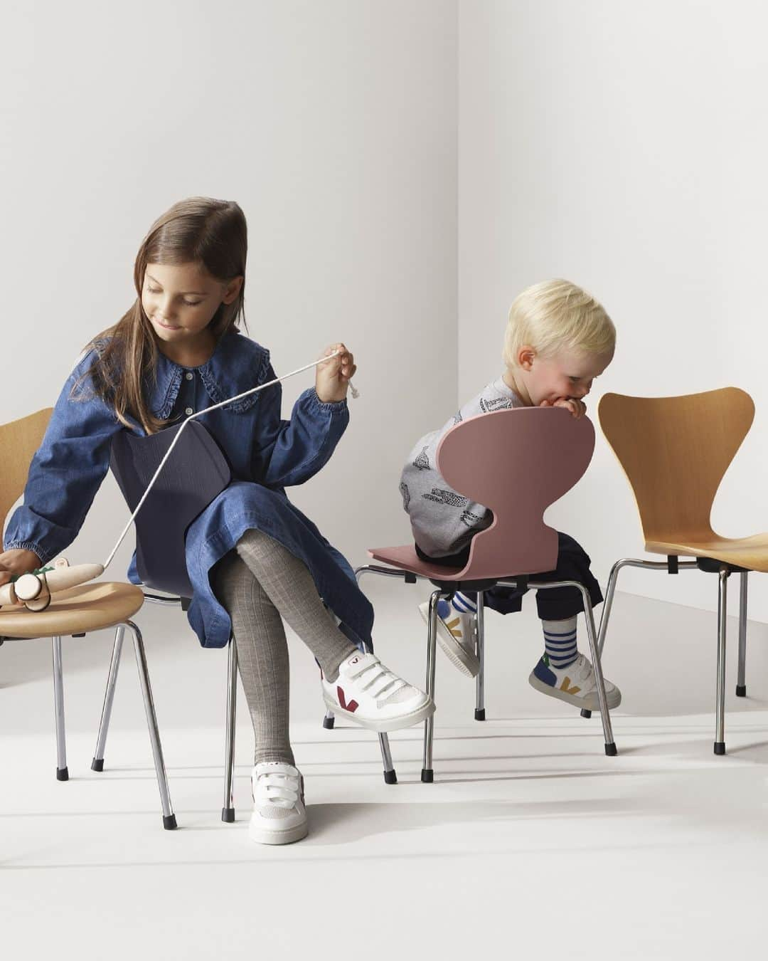 フリッツハンセンさんのインスタグラム写真 - (フリッツハンセンInstagram)「Introduce the little ones to the world of design with Fritz Hansen’s Children's Chairs. ⁠ ⁠ Choose between the Ant™, the Grand Prix™, the Lily™ and the Series 7™ in three different colours. ⁠ ⁠ The perfect introduction to a lifetime of beautiful, long-lasting design. ⁠ ⁠ Shop the Children’s Chairs via the link in bio.⁠」11月13日 12時00分 - fritzhansen