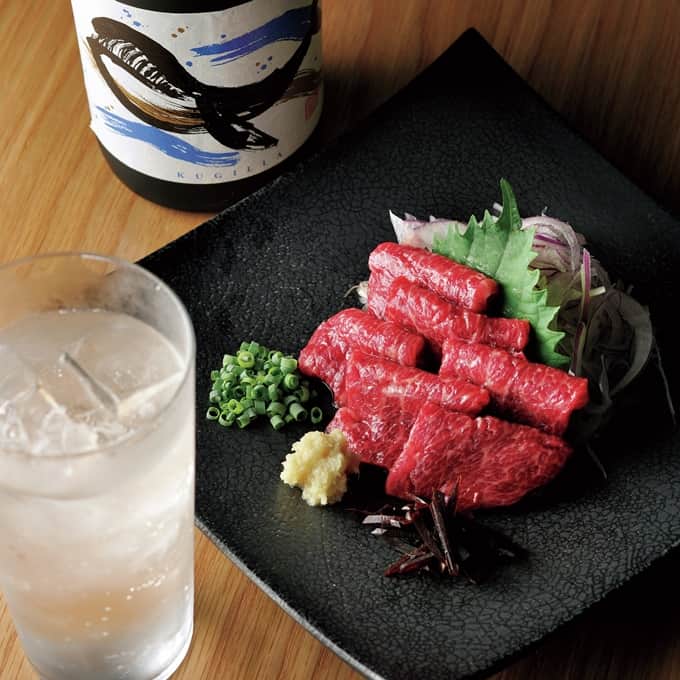 eclat.magazineさんのインスタグラム写真 - (eclat.magazineInstagram)「[今月の大人のためのグルメ]  『くじら料理 うずら』  味を知る大人が集う店として50年の歴史を重ね、’22年に惜しまれつつ幕を閉じた白金のくじら料理店『うずら』が復活。住宅街に立つ一軒家で、装い新たに再オープンを果たした。アート作品が彩る空間はモダンだが、女将の永田芳子さんを「お母さん」と慕うゲストが集い、はりはり鍋を囲む温かさは昔のままだ。開業から約20年後に品書きに加わったというはりはり鍋。丸鍋から着想を得たしょうがたっぷりのだしと、くじら肉の下味に効かせた黒こしょうのピリ辛が味の決め手だ。「鯨ベーコン」や「鯨の竜田揚げ」などのくじら料理は、単品でもコースでも。ほかに「イカと里芋の煮付け」や「ウニ一夜漬け」など、往年の看板料理もずらりそろう。酒場感覚で気軽に、鍋を主役に豪勢に、といろいろな楽しみ方ができるのもありがたい。  東京都港区白金1の12の20　 TEL：03-5421-8920　 17：00～24：00 日曜定休（月曜不定休）  #大人のためのグルメ #グルメ #レストラン #くじら料理 #GIFT #白金 #eclat #エクラ」11月13日 12時00分 - eclat.magazine
