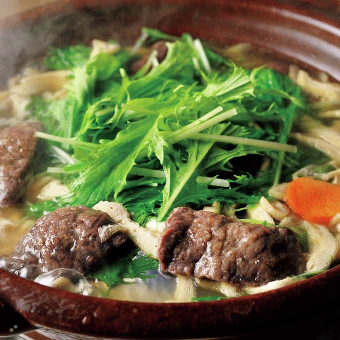 eclat.magazineさんのインスタグラム写真 - (eclat.magazineInstagram)「[今月の大人のためのグルメ]  『くじら料理 うずら』  味を知る大人が集う店として50年の歴史を重ね、’22年に惜しまれつつ幕を閉じた白金のくじら料理店『うずら』が復活。住宅街に立つ一軒家で、装い新たに再オープンを果たした。アート作品が彩る空間はモダンだが、女将の永田芳子さんを「お母さん」と慕うゲストが集い、はりはり鍋を囲む温かさは昔のままだ。開業から約20年後に品書きに加わったというはりはり鍋。丸鍋から着想を得たしょうがたっぷりのだしと、くじら肉の下味に効かせた黒こしょうのピリ辛が味の決め手だ。「鯨ベーコン」や「鯨の竜田揚げ」などのくじら料理は、単品でもコースでも。ほかに「イカと里芋の煮付け」や「ウニ一夜漬け」など、往年の看板料理もずらりそろう。酒場感覚で気軽に、鍋を主役に豪勢に、といろいろな楽しみ方ができるのもありがたい。  東京都港区白金1の12の20　 TEL：03-5421-8920　 17：00～24：00 日曜定休（月曜不定休）  #大人のためのグルメ #グルメ #レストラン #くじら料理 #GIFT #白金 #eclat #エクラ」11月13日 12時00分 - eclat.magazine