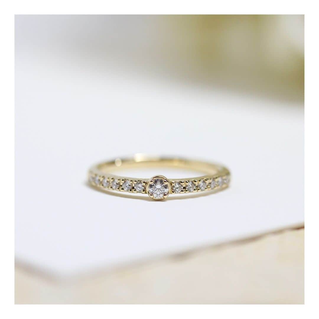 ith / イズ オーダメイド結婚指輪のインスタグラム：「王道なデザインでは、 指輪を着ける機会が少なくなりそうだと 気にされていた女性。  小ぶりなダイヤモンドが 上品に並んだ《ヴィオーラ》は、 細身のアンティークな雰囲気で 普段使いしやすいところがお気に入りでしたね。  指輪が完成した時には、 「眠らせずにたくさん着けたいです」と 笑顔でお話ししてくださいました。  婚約指輪：ヴィオーラ K18YG：268,000円〜  お問い合わせコード：25808  ***********************************  ⧉ ith 公式WEB @ith_marriage アカウントTOPへ  ☞ プロフィールURLをタップ  ⧉ 暮らしに寄り添うジュエリー ith online store ☞ @ith_jewelry  ***********************************  #結婚指輪 #マリッジリング #婚約指輪 #エンゲージリング #カスタマイズ #オーダーメイド #手仕事 #職人 #アトリエ #ハーフエタニティ  #アンティーク #イエローゴールド」