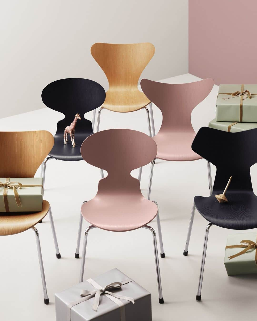 フリッツハンセンのインスタグラム：「Introduce the little ones to the world of design with Fritz Hansen’s Children's Chairs. ⁠ ⁠ Choose between the Ant™, the Grand Prix™, the Lily™ and the Series 7™ in three different colours. ⁠ ⁠ The perfect introduction to a lifetime of beautiful, long-lasting design. ⁠ ⁠ Shop the Children’s Chairs via the link in bio.⁠」