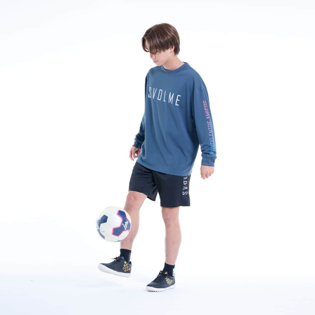 SVOLMEのインスタグラム：「Autumn FOOTBALL shirt #1  👕ロゴグラデロングプラT SDG ゆったりシルエット。リサイクルポリエステル100%のドライメッシュ素材を採用。  商品情報はタグもしくは プロフィール欄のURLよりチェック✔ ▶@svolme_official  #svolme #スボルメ #create_new_and_fun #新しいと楽しいを創造する #footballcity #fbsvcity  #sports #スポーツ #longprat #ロンプラT #football #svolmefootball #futsal #soccer  #フットサル #サッカー #フットボール」