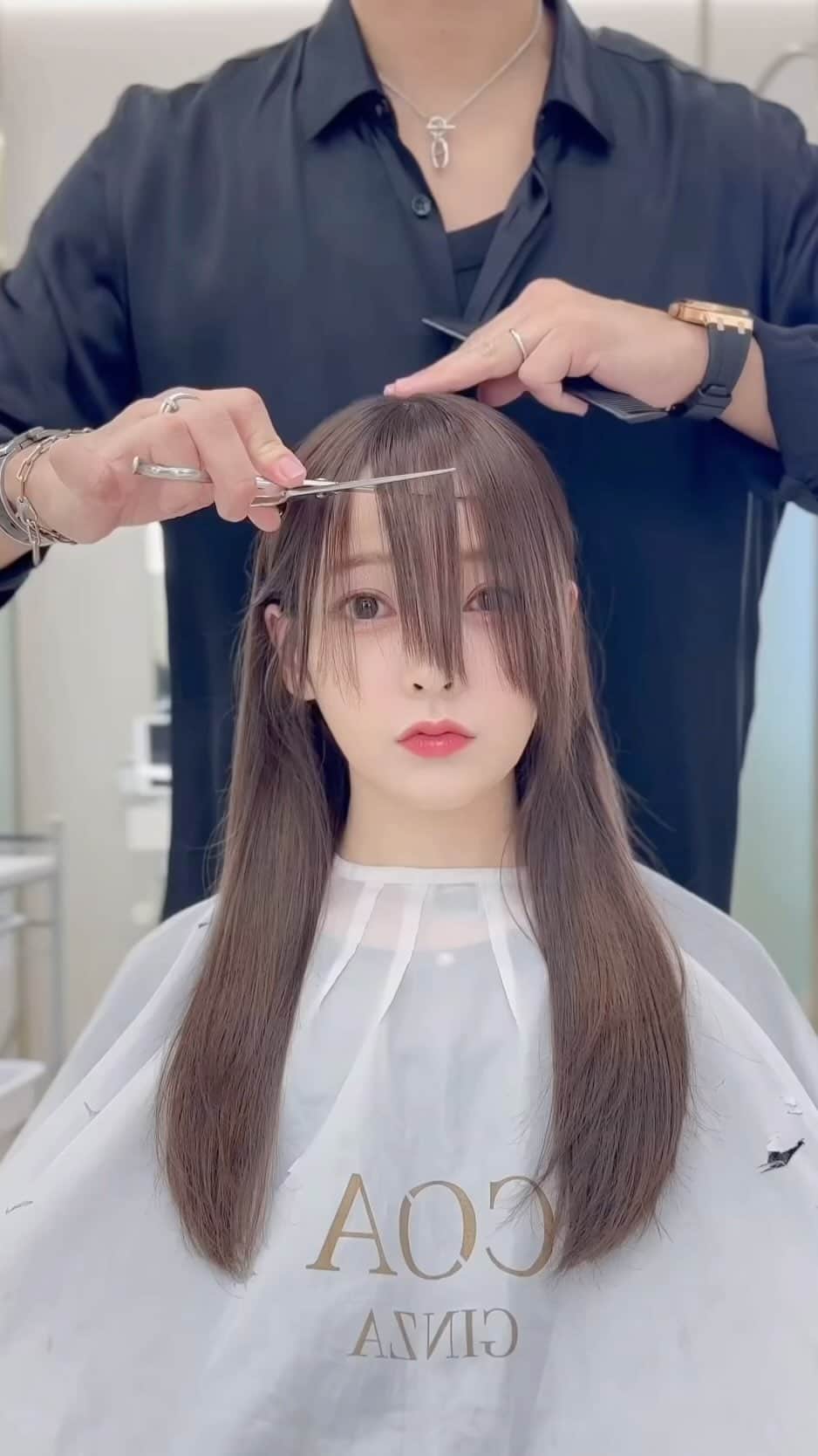 小西恭平のインスタグラム：「幼くなりたくない方へのぱっつん前髪✂︎✨  レイヤーカットも合わせると今っぽくおしゃれに😊  一人ひとりに合ったヘアデザインをつくらせて頂きます！」