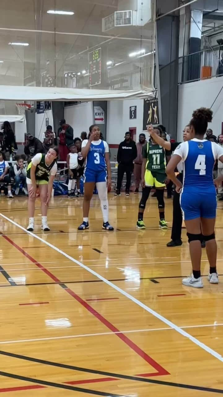 ルイス・ウィリアムスのインスタグラム：「So when we talk about building culture and atmosphere for these young ladies to thrive. This weekend was a good start to something great. Check out this crowd for a middle school girls game! This is what they deserve and this is what we are doing in the state of GA for them. This game didn’t go our way but it didn’t matter. This was amazing. Thank you to everyone who participated in our First WinterWonder Hoopfesf. See y’all in January @winnersunitedelite2028」