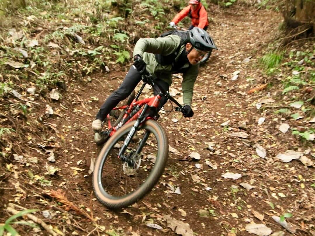 竹谷賢二のインスタグラム：「週末はドップリ #MTB 、土曜日は極上トレイルでのスキルアップレクチャー、日曜日は里山さとみちライド。  私も昨年末振りなので、レクチャーでは基礎確認と丁寧な乗りこなしを実践。  ライドは参加者全員が心身余裕を持った進行で、里山さとみちの魅力を堪能。  場所、人、気持ち、皆んなで楽しさを守り続けていくマインドが染み渡った二日間。  #スペシャライズド #エピックevo #ガーミン #セイスカイ #スミスオプティクス #スペシャライズド幕張 #エンデュアライフ」