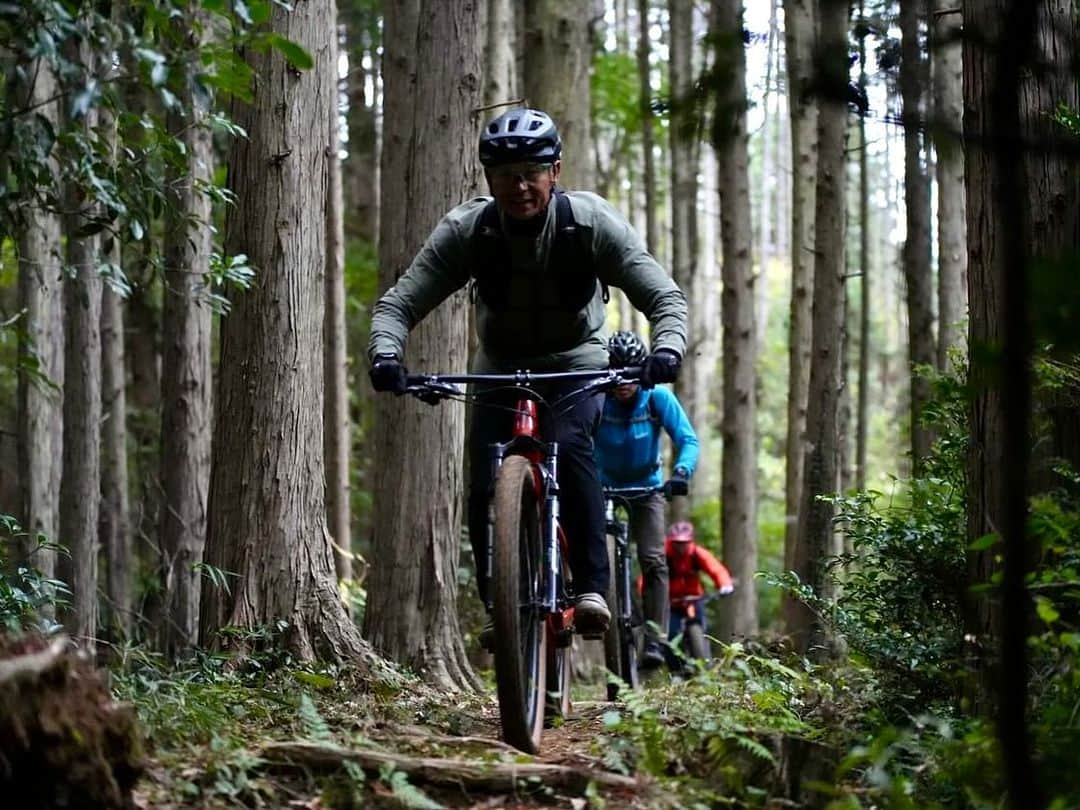 竹谷賢二さんのインスタグラム写真 - (竹谷賢二Instagram)「週末はドップリ #MTB 、土曜日は極上トレイルでのスキルアップレクチャー、日曜日は里山さとみちライド。  私も昨年末振りなので、レクチャーでは基礎確認と丁寧な乗りこなしを実践。  ライドは参加者全員が心身余裕を持った進行で、里山さとみちの魅力を堪能。  場所、人、気持ち、皆んなで楽しさを守り続けていくマインドが染み渡った二日間。  #スペシャライズド #エピックevo #ガーミン #セイスカイ #スミスオプティクス #スペシャライズド幕張 #エンデュアライフ」11月13日 12時03分 - tktakeyakenji