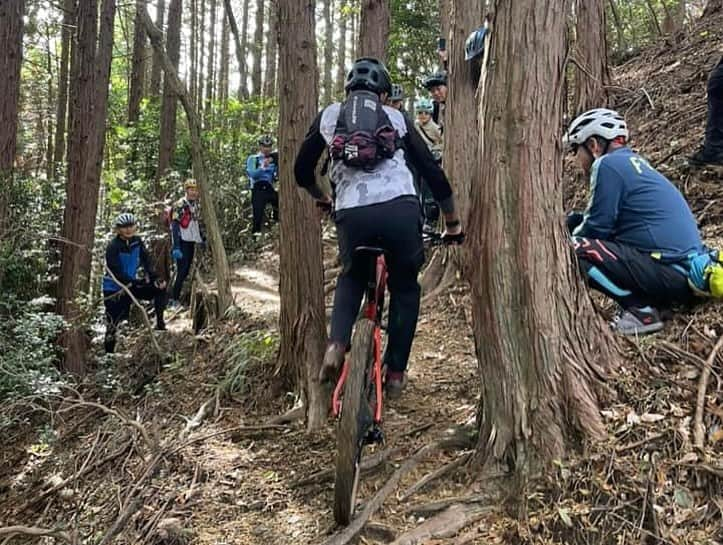 竹谷賢二さんのインスタグラム写真 - (竹谷賢二Instagram)「週末はドップリ #MTB 、土曜日は極上トレイルでのスキルアップレクチャー、日曜日は里山さとみちライド。  私も昨年末振りなので、レクチャーでは基礎確認と丁寧な乗りこなしを実践。  ライドは参加者全員が心身余裕を持った進行で、里山さとみちの魅力を堪能。  場所、人、気持ち、皆んなで楽しさを守り続けていくマインドが染み渡った二日間。  #スペシャライズド #エピックevo #ガーミン #セイスカイ #スミスオプティクス #スペシャライズド幕張 #エンデュアライフ」11月13日 12時03分 - tktakeyakenji