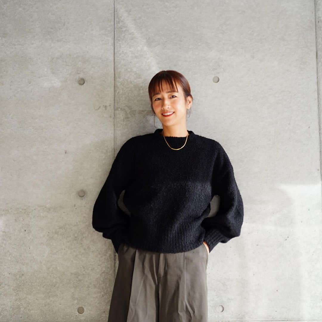 前田有紀のインスタグラム：「先週から寒くなってきましたね！ 慌てて衣替えして、ここのところニット、セーターが活躍してます。そして中に着込めてあったかいのでパンツスタイルも増えます。こどもたちの方は、長袖類がサイズアウトもしていて思ったより見当たらなくて、まだアウターの中は半袖着てたりしますw  先日の東京DAYは、市場の仕入れから怒涛の水揚げ、運搬など動き回りだったので、ニットにカーキのパンツで、動きやすく。 @newans.official のクロップドバルーンボリュームスリーブニットは、軽くて動きやすいけど、軽くて肌触りが柔らかいので気に入ってます。袖のところにボリュームもあってアクセントになるので、暗くシンプルになりがちな冬の装いでも活躍しそう。  knit: @newans.official  pants : @doublestandard_official  shoes: @newbalance   #newans #PR」