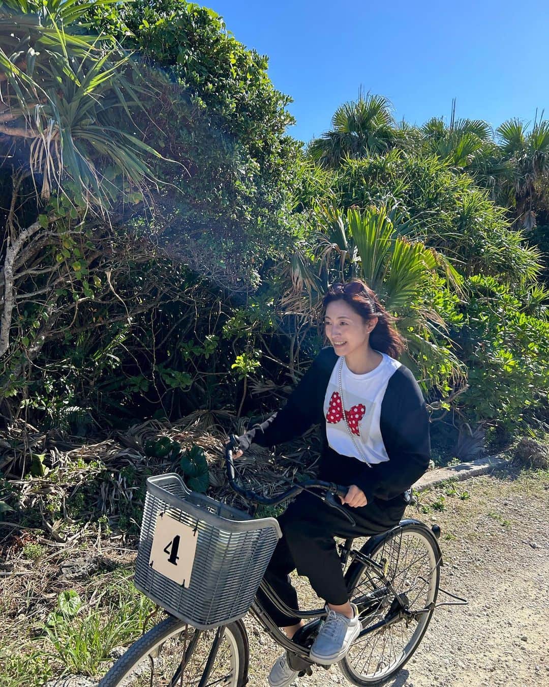 青山倫子さんのインスタグラム写真 - (青山倫子Instagram)「_ すんごい寒暖差だな。 体調は大丈夫ですか？ 自律神経が乱れたり、偏頭痛になったりと体調管理をするのが大変だ。  いつでも元気でいるために、ちょっとした時間でも運動することを心がけているよ。 ということで、沖縄でレンタサイクルを借りてみた。 砂利道を走るのは、舗装された都内を走るのとは訳が違うね。 石を乗り上げる時に毎回ひやっとする感じ。 勇気と恐怖心との戦いだ。 誰かが先に走った自転車でできた轍がありがたい。 そして素晴らしい景色に出会えて幸せだ。 最高の時間だな。  みなさん、体調を崩さないようにお気をつけてください。  #青山倫子 #寒暖差 #気温の変化に体が大変だ #沖縄 #レンタサイクル #砂利道は難しい #ドキドキする #轍に感謝 #最高の景色 #最高の時間」11月13日 12時04分 - noriko_aoyama1229