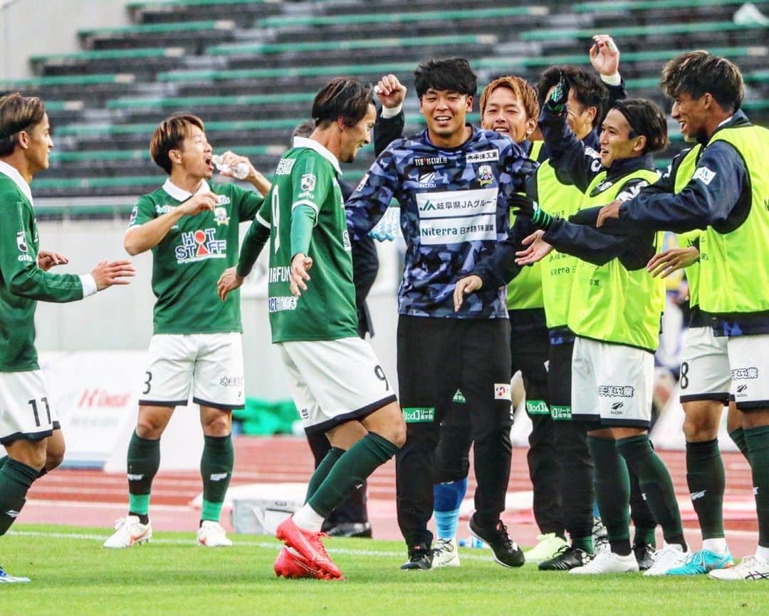 ＦＣ岐阜さんのインスタグラム写真 - (ＦＣ岐阜Instagram)「. Celebration vs カマタマーレ讃岐  #fcgifu #FC岐阜 #MOVEYOURHEART」11月13日 12時15分 - fcgifu