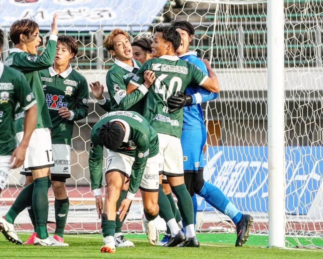 ＦＣ岐阜さんのインスタグラム写真 - (ＦＣ岐阜Instagram)「. Celebration vs カマタマーレ讃岐  #fcgifu #FC岐阜 #MOVEYOURHEART」11月13日 12時15分 - fcgifu