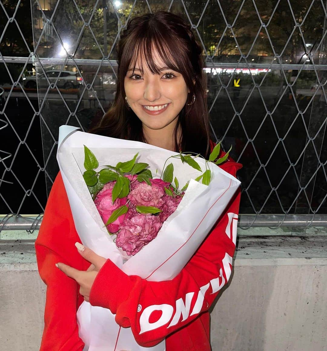 北川美麗のインスタグラム：「D1GP 2023シーズンありがとうございました✨  選手の皆さん·チームの皆さん·ファンの方達のお陰で、今年も濃い1年になりました！！  VALINOの選手は14人、毎戦色んなシーンをリアルに応援する事が出来て本当に楽しかったです❤️‍🔥 強いチームだからこそD1の魅力を最大限に知れた2年間でした💨 ありがとうございました！！  ファンの方も、サーキットに足を運んで下さるだけで嬉しいのに 横断幕や差し入れ·プレゼントいつも盛り沢山で幸せでした😭🙏🏼  チームVALINOが大好きです🫶🏼 改めて1年間ありがとうございました！  #d1gp #d1 #VALINO #VALINOTIRES #RQ」