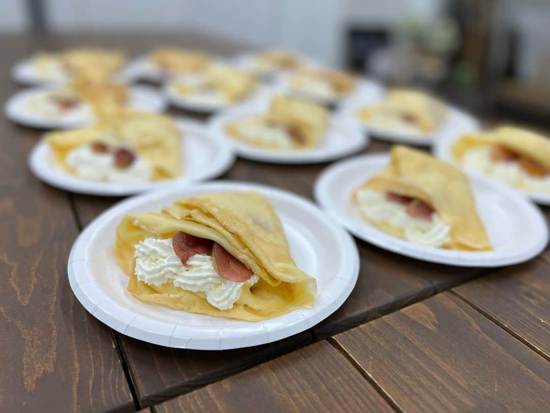 東京観光専門学校のインスタグラム：「🍴本日の販売実習🍴 🔸グリーンカレー 🔸りんごのコンポートクレープ 🔸キャラメルラテ  本格的なグリーンカレーが美味しい🍛！  #販売実習#グリーンカレー#クレープ#キャラメルラテ#東京観光専門学校#フードクリエイト」