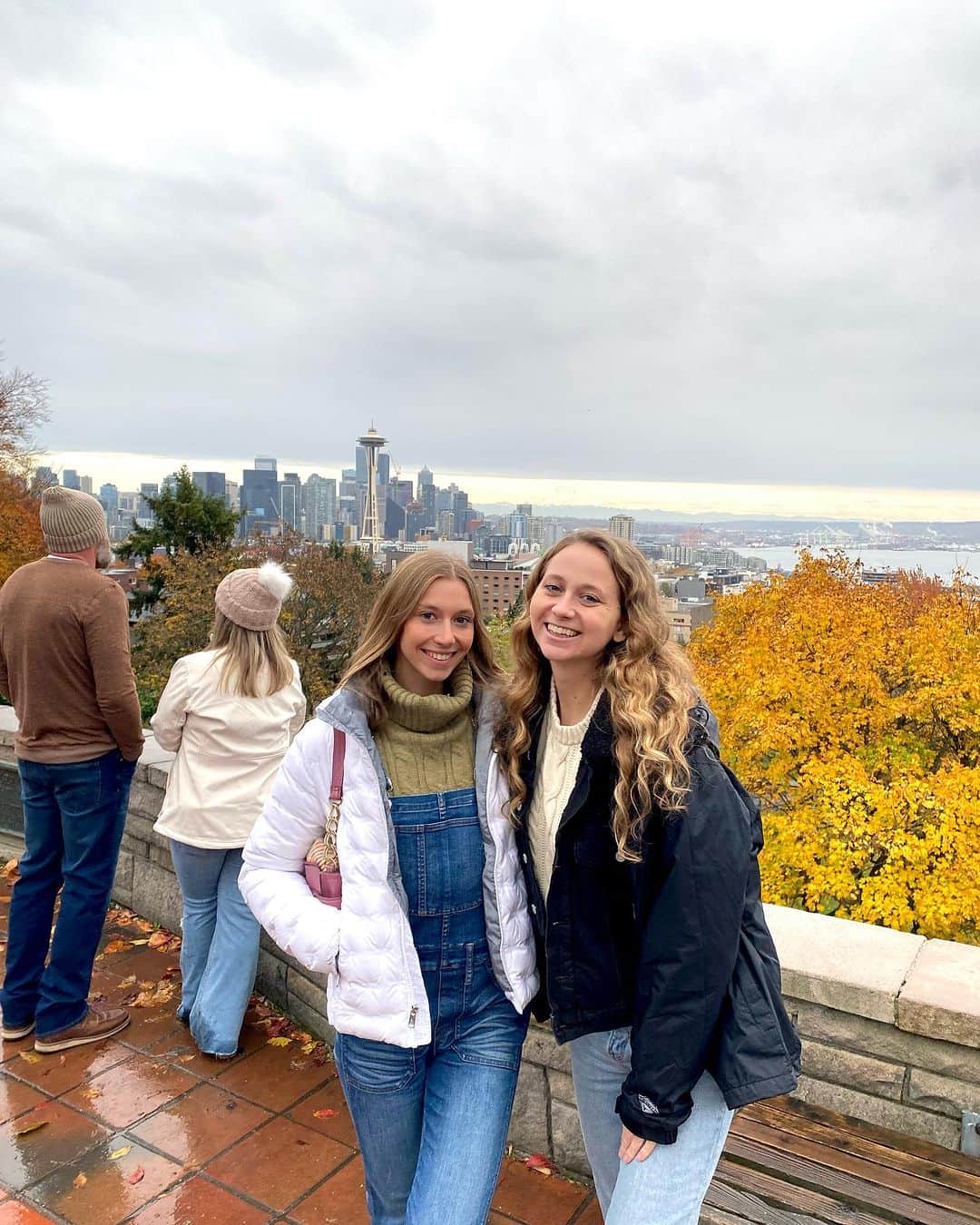 ポリーナ・エドモンズのインスタグラム：「YEEEE DAWGY💜💛  Finally full circled with my best college friend @jofah_113 visiting my little brother (HOW is he already a senior??) Ah, so much nostalgia. Always a blast Seattle🫶🫶  #seattle #uw #huskies」